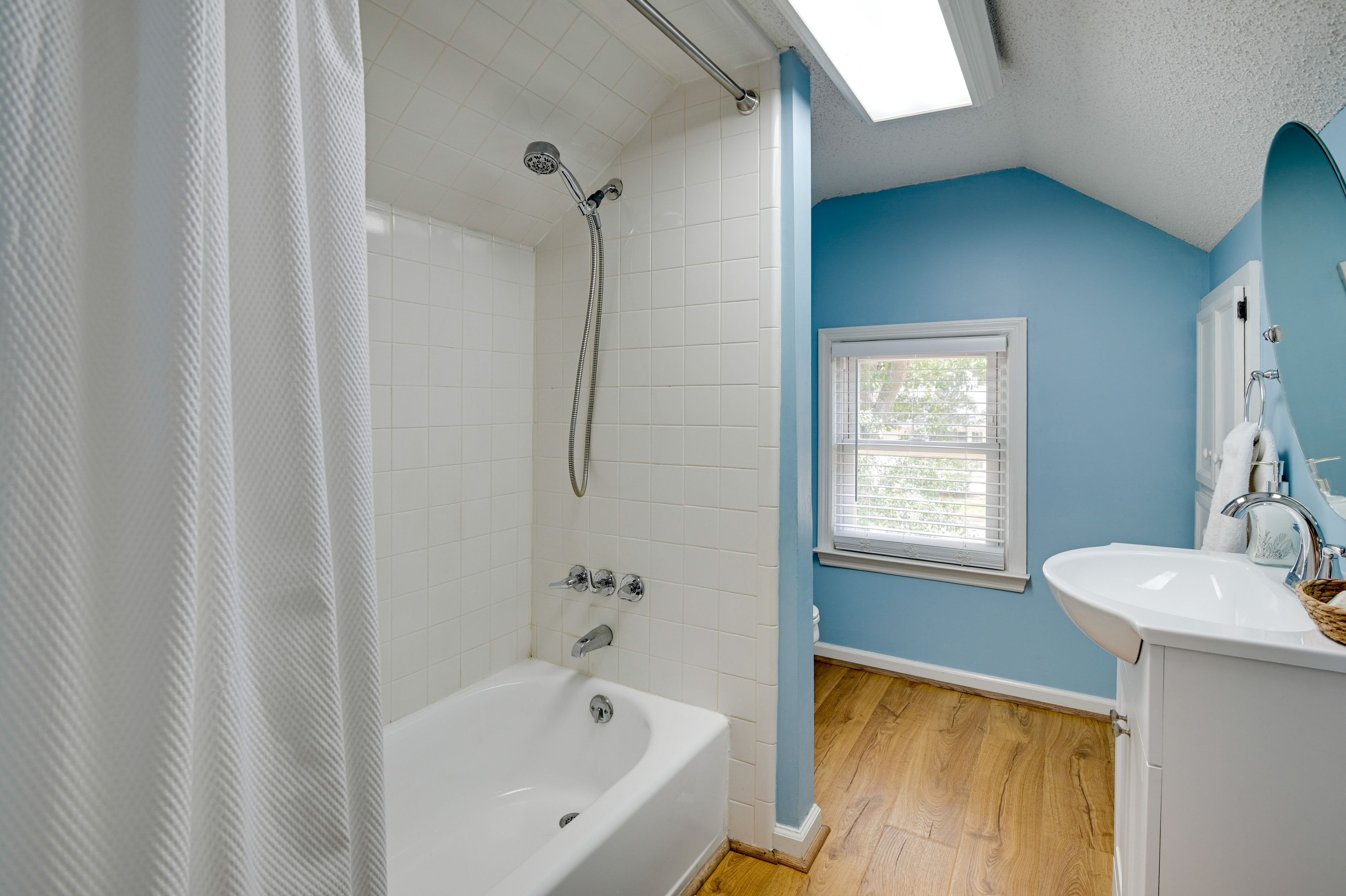 Bathroom | 2nd Floor