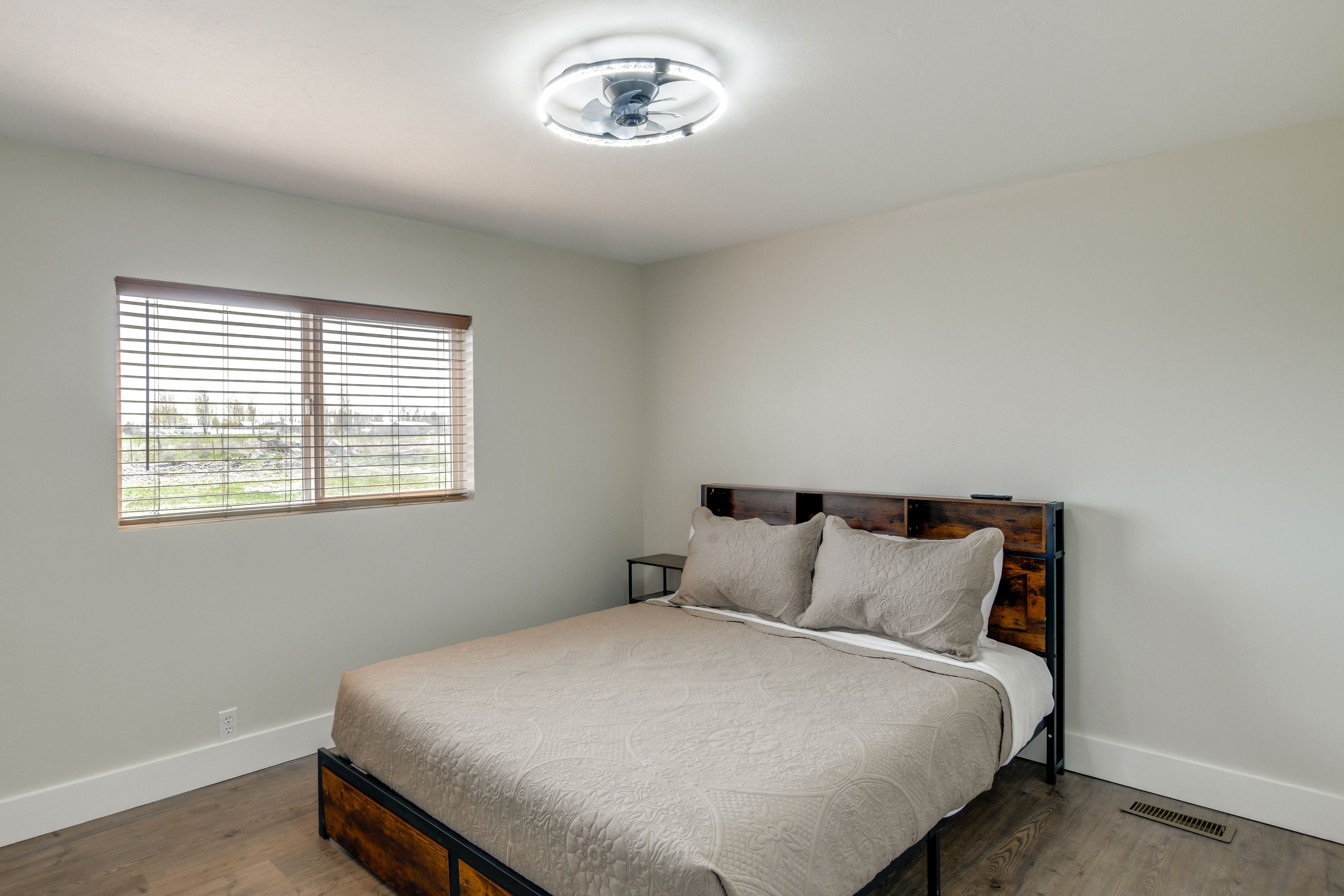 Bedroom 2 | Queen Bed
