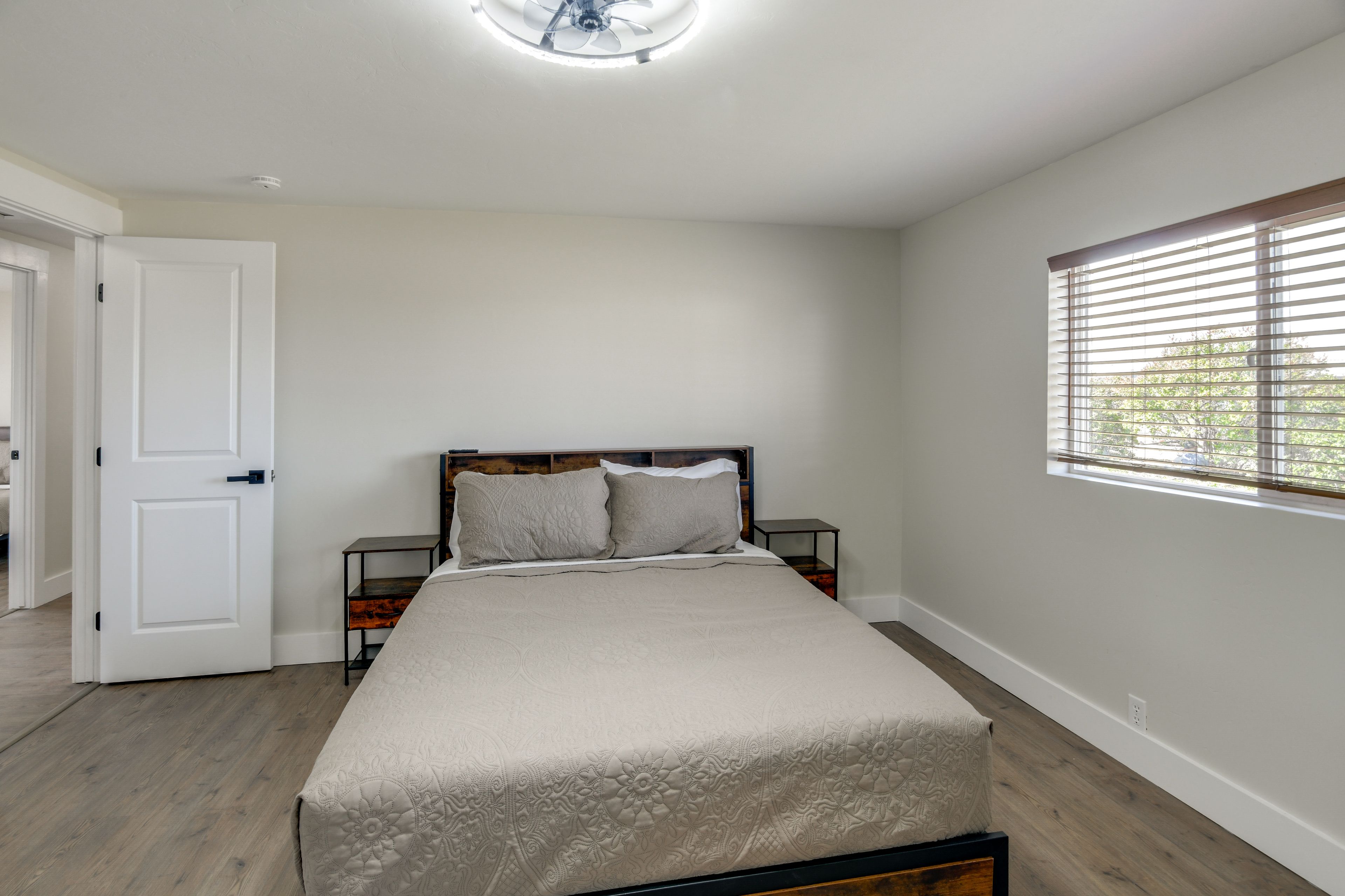 Bedroom 1 | Queen Bed