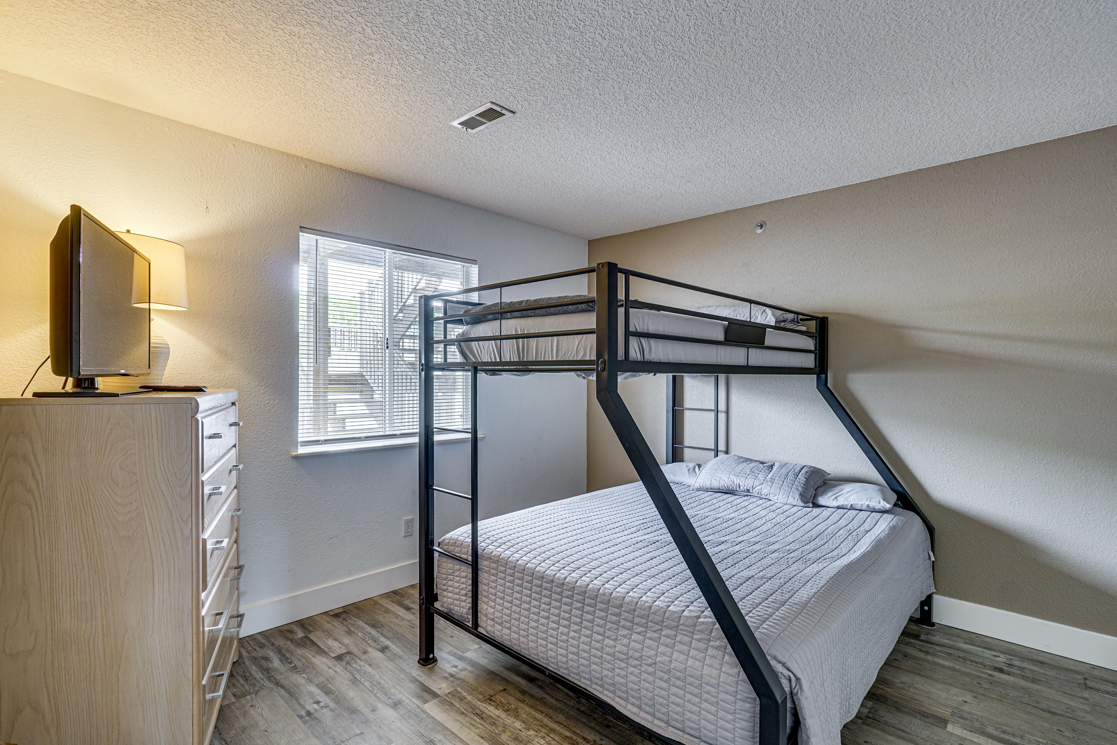 Bedroom 2 | Twin/Full Bunk Bed