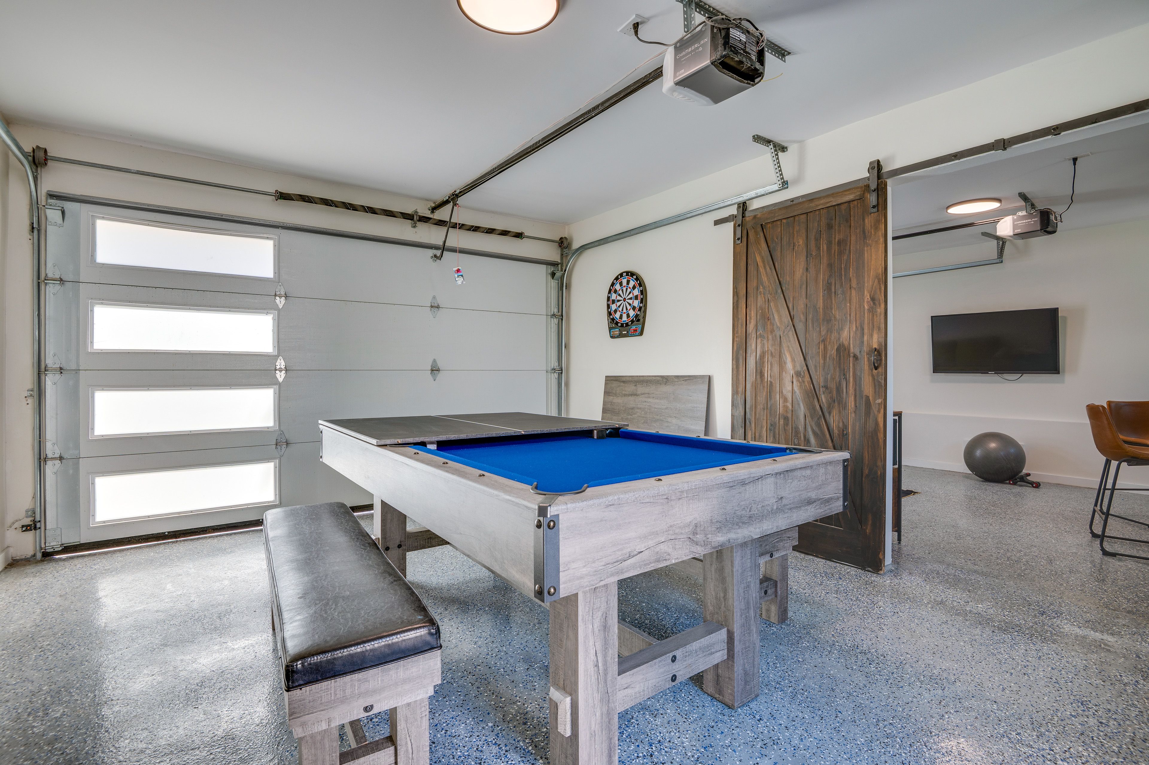 Recreation Area (Garage) | Reversible Pool/Ping-Pong Table | Bar | Smart TV