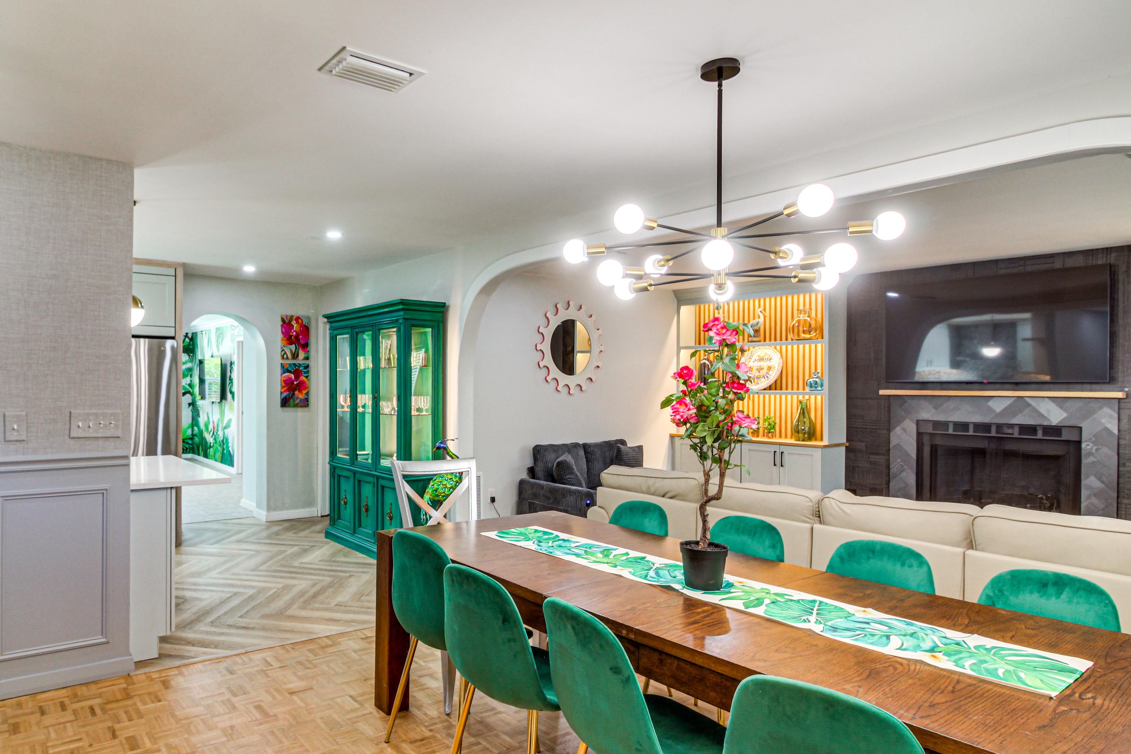 Dining Area | Dishware/Flatware Provided