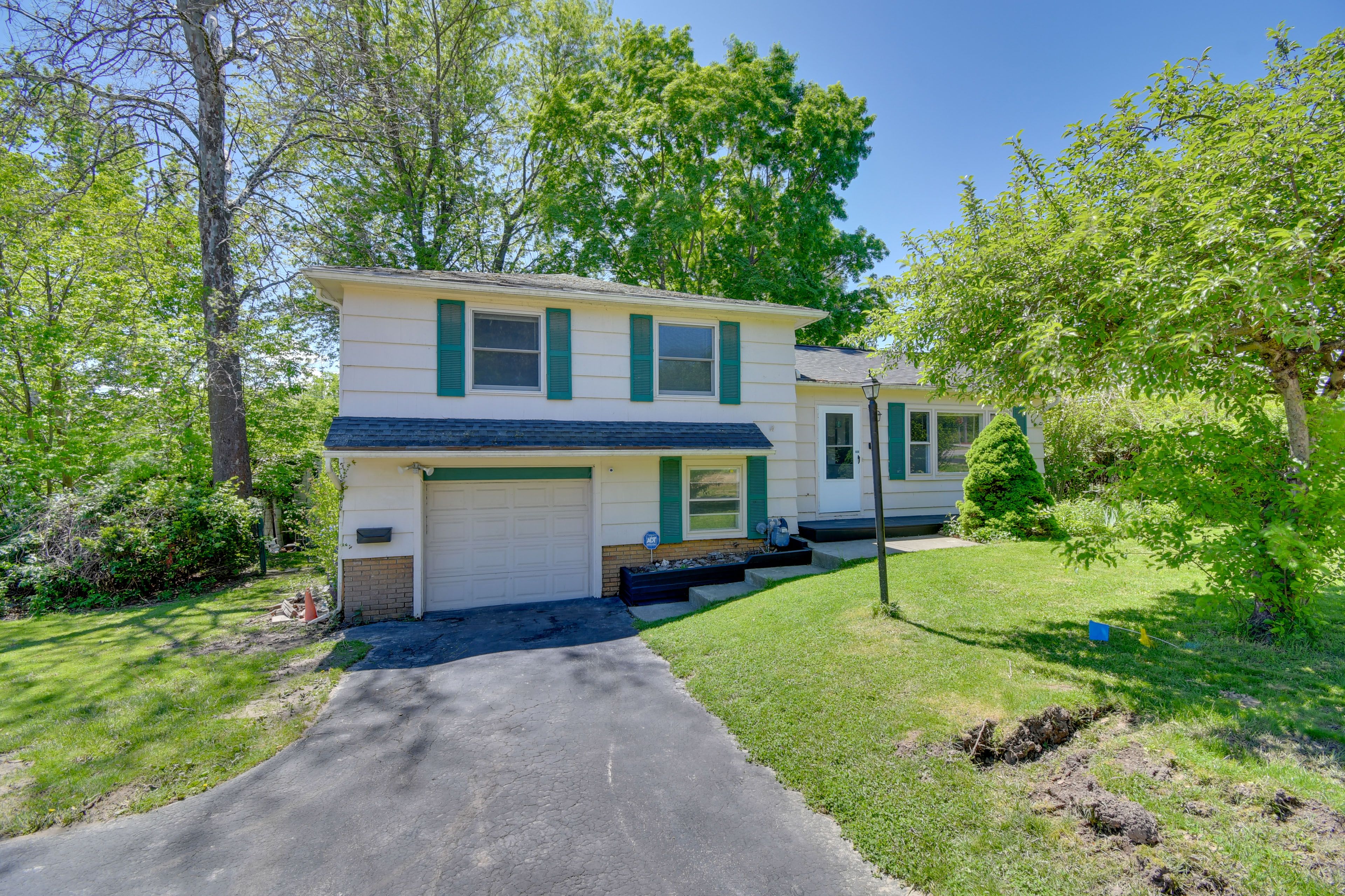 Front Exterior | Parking | Garage (1 Vehicle) | Driveway (3 Vehicles)