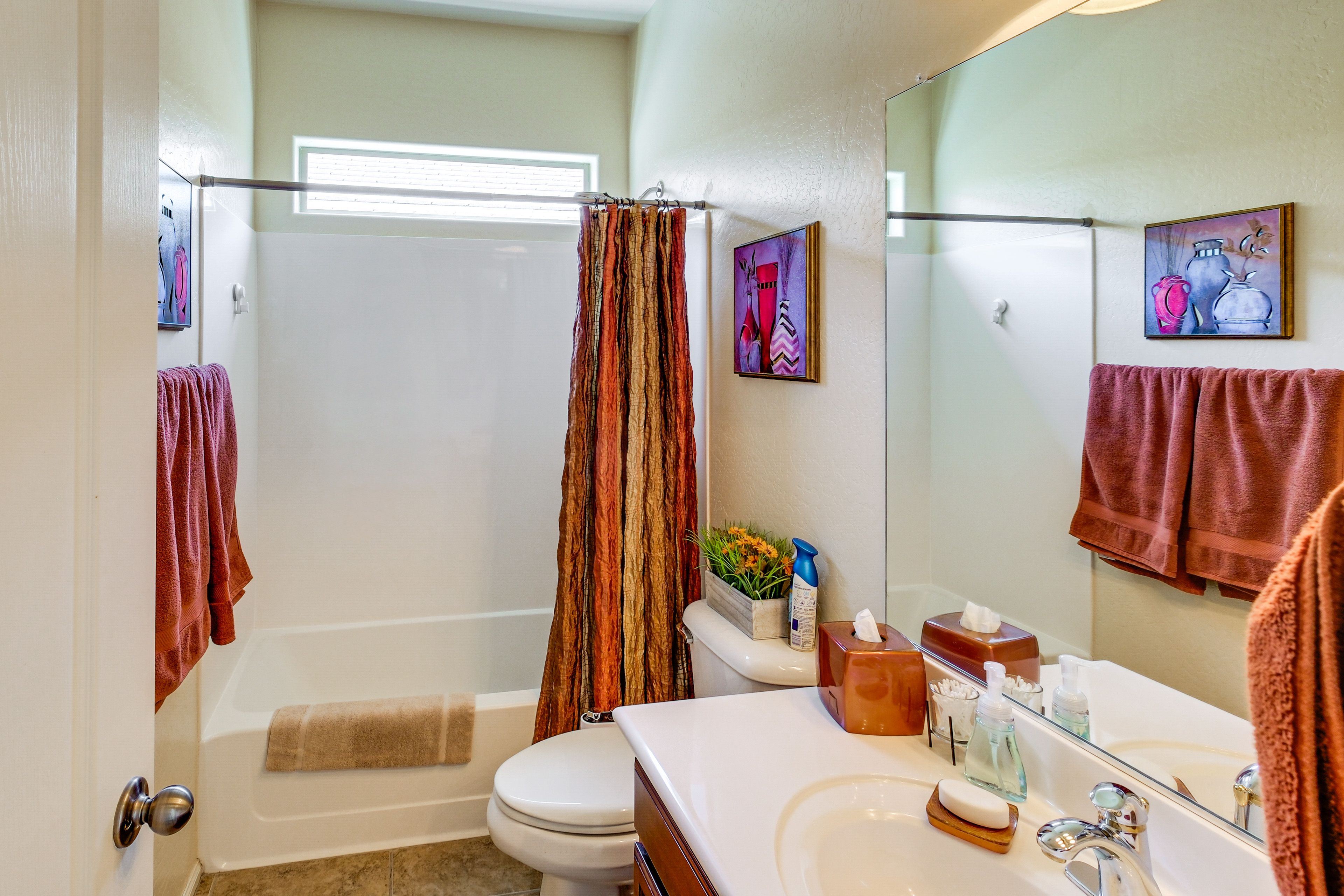 Full Bathroom | Towels & Linens Provided | 1st Floor