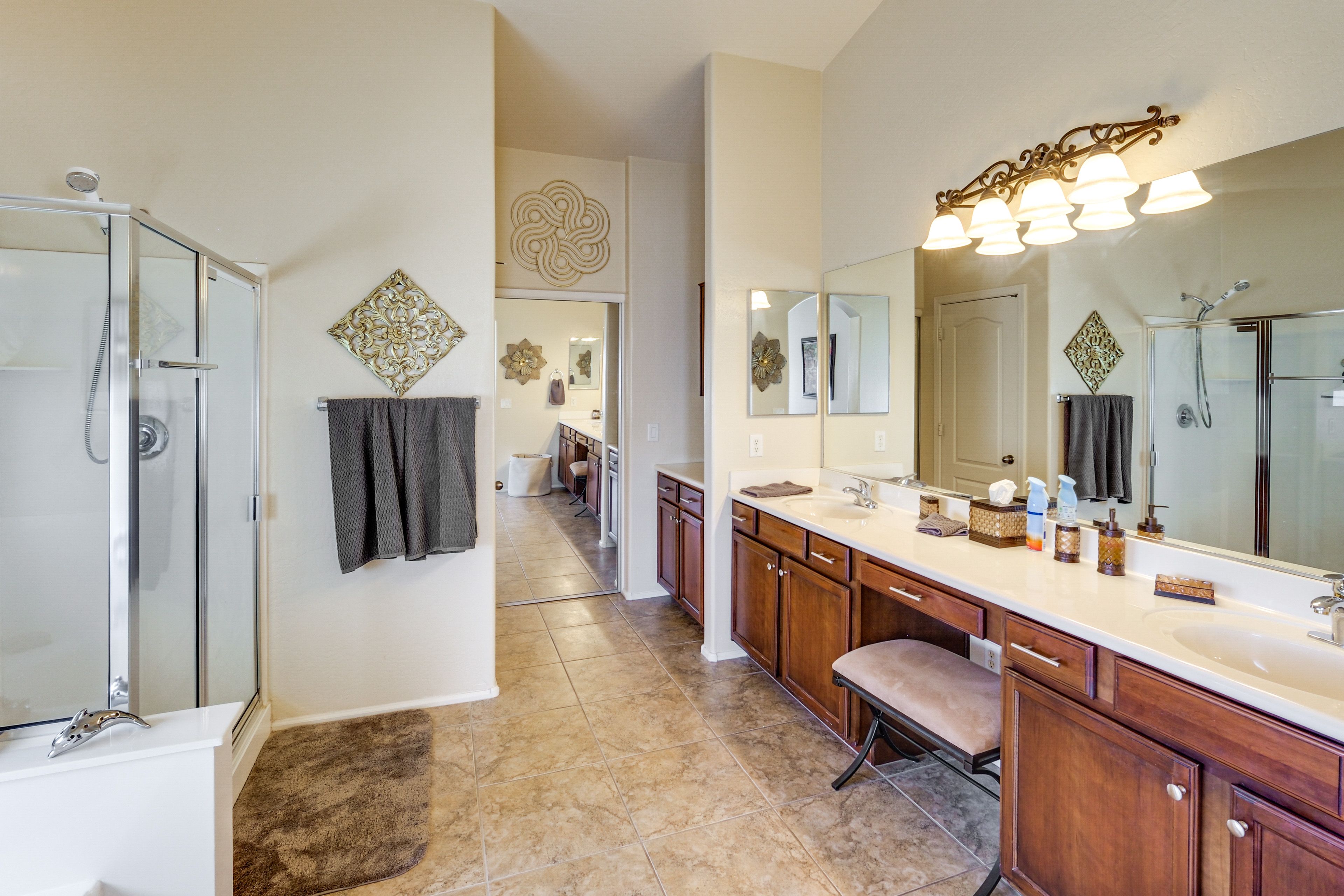 En-Suite Bathroom | Walk-In Closet | 2nd Floor