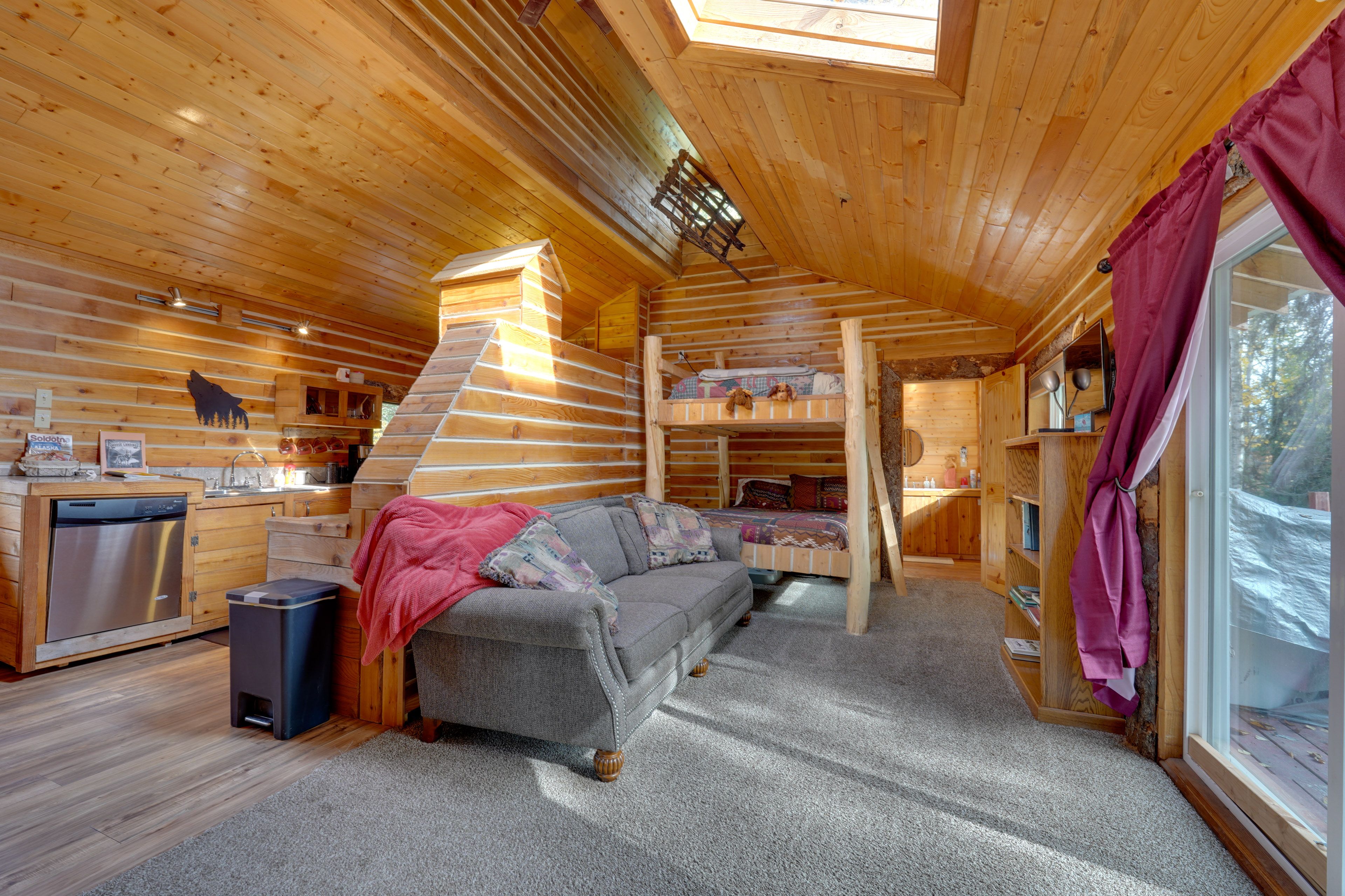 Living Room | Full Bunk Bed | Silver Wolf Cabin