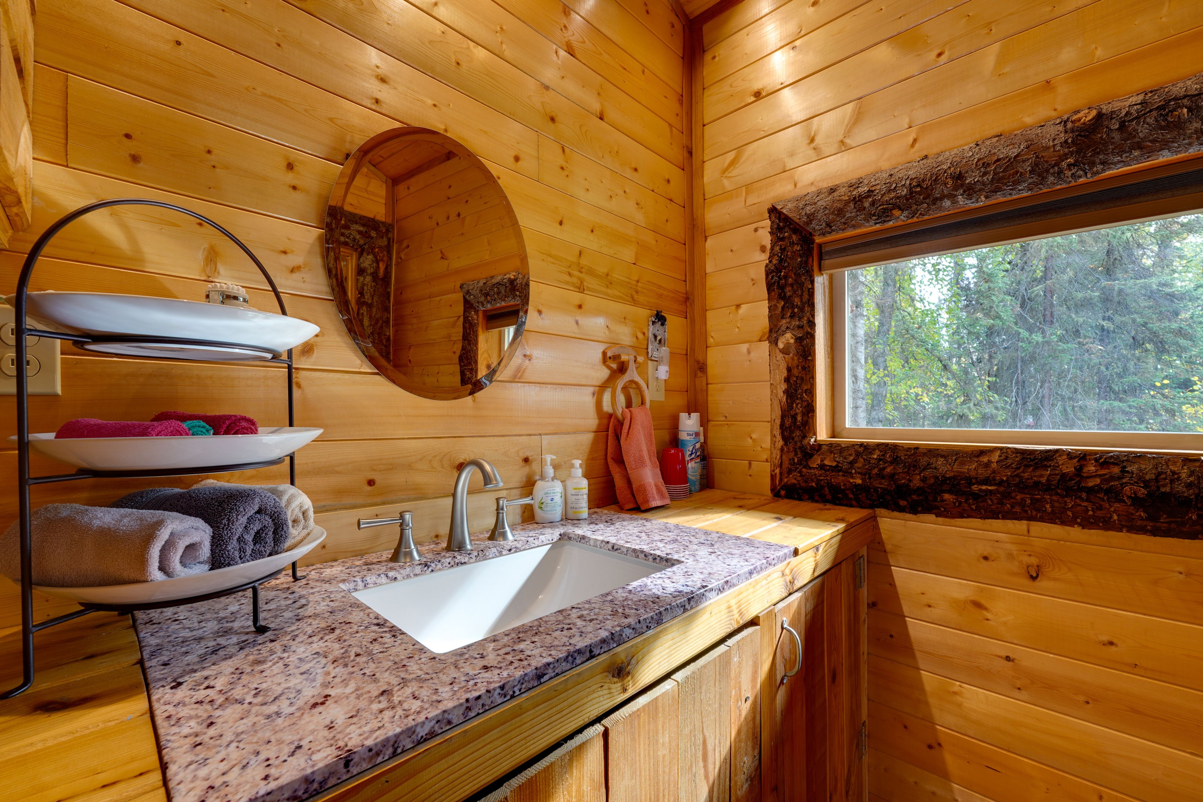 Full Bathroom | Silver Wolf Cabin