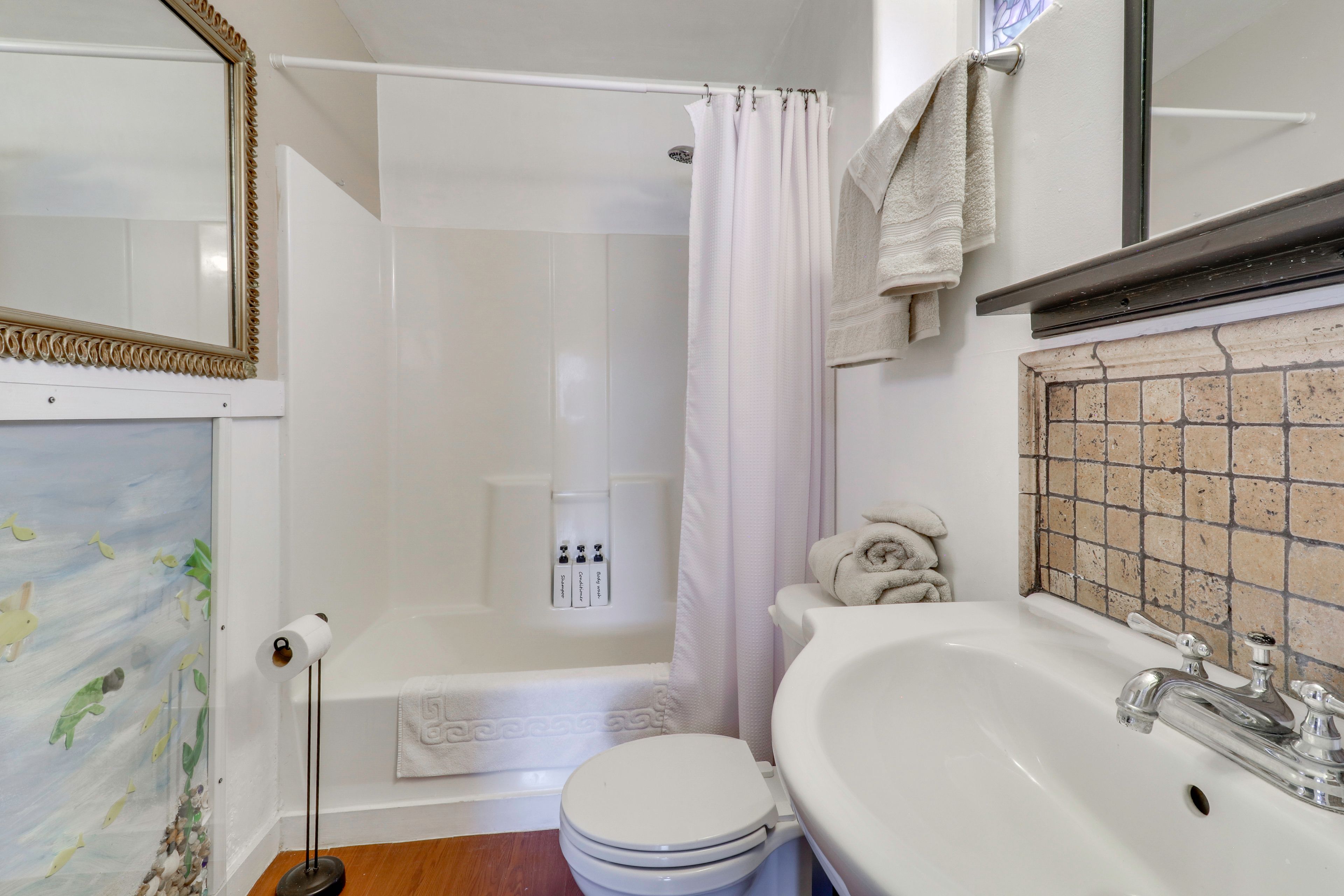 Casita | Full Bathroom | 1st Floor