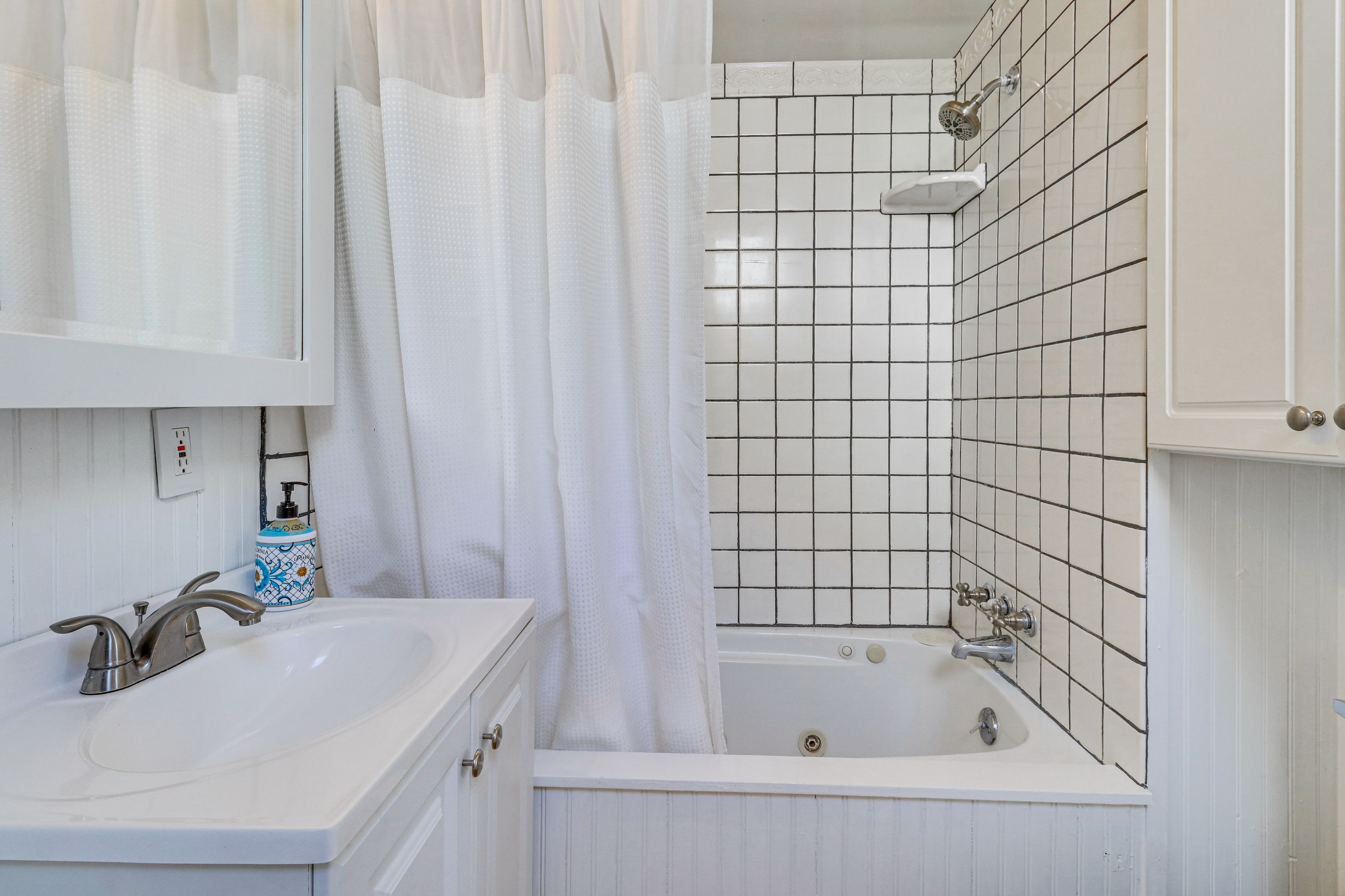 Main House | Full Bathroom