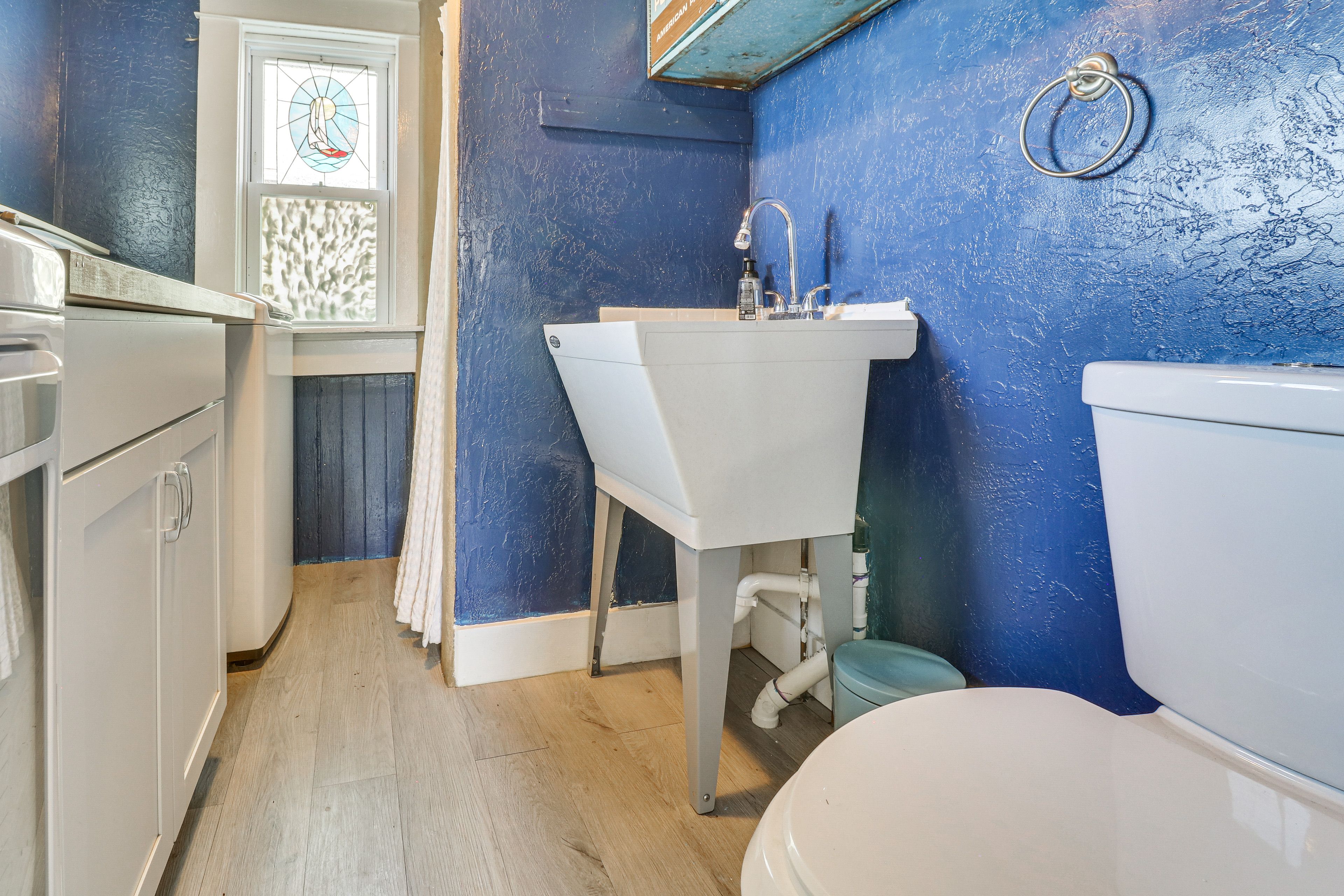 Main House | Full Bathroom/Laundry Room