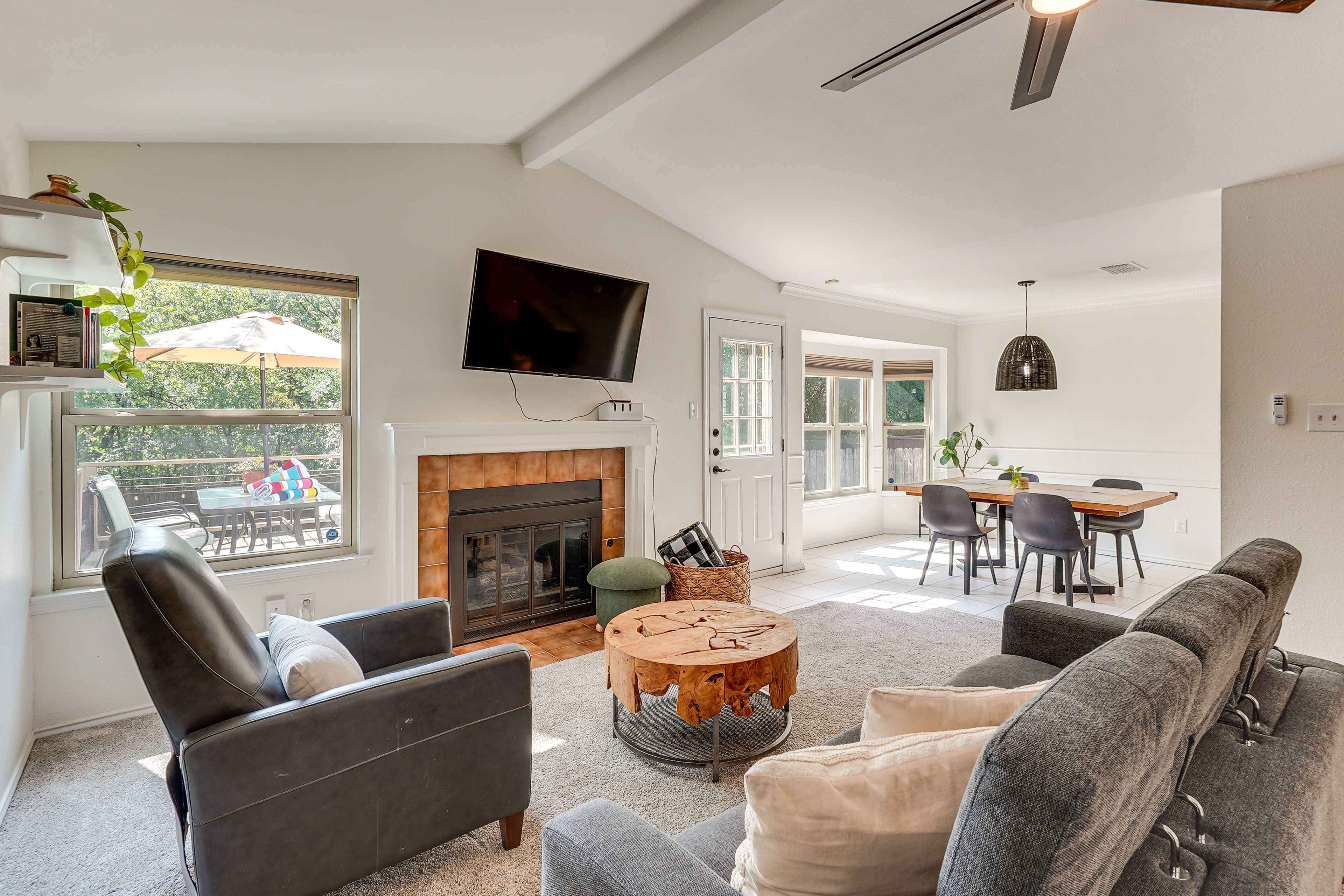Living Room | Smart TV | Fireplace