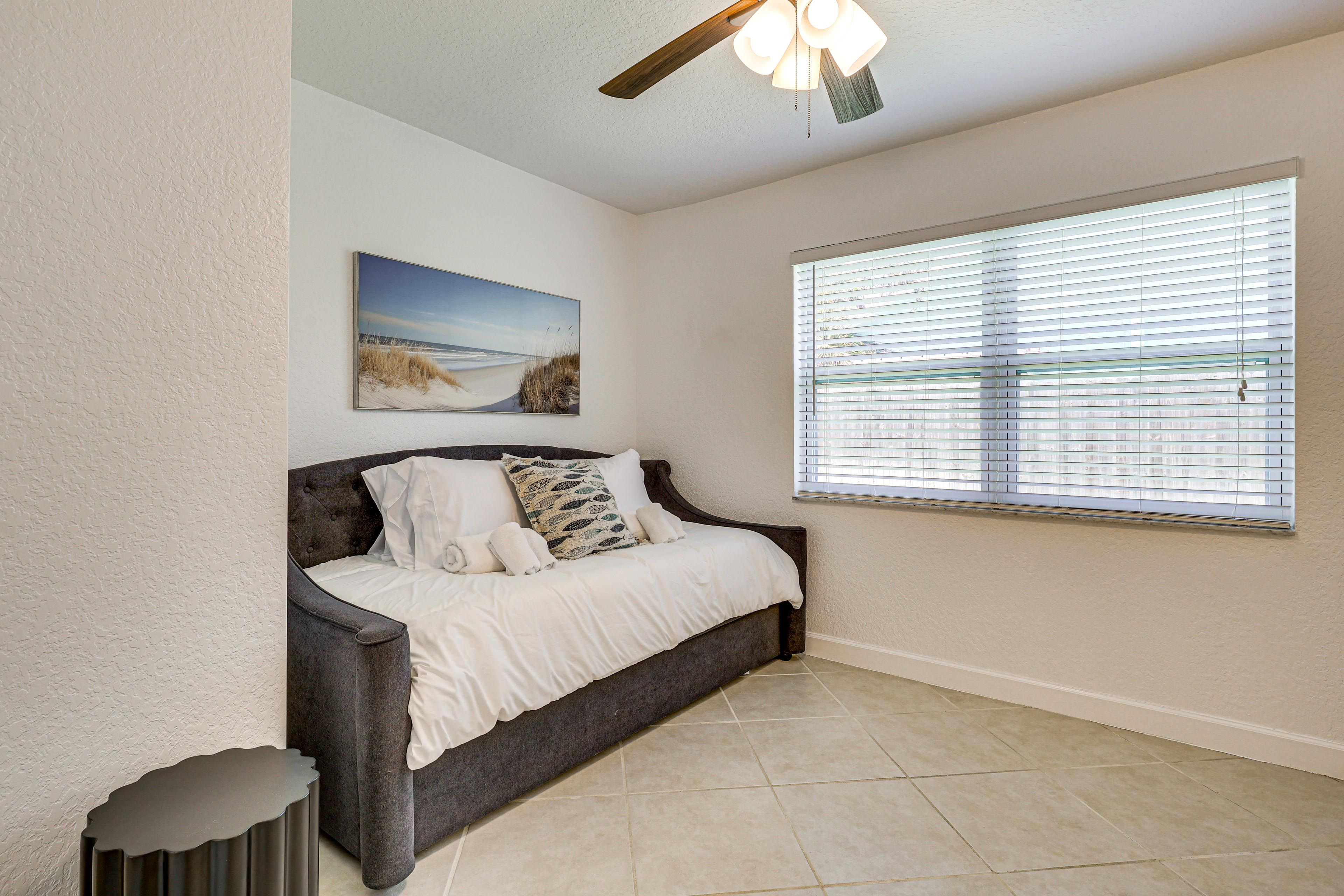Bedroom 4 | Twin Daybed w/ Twin Trundle