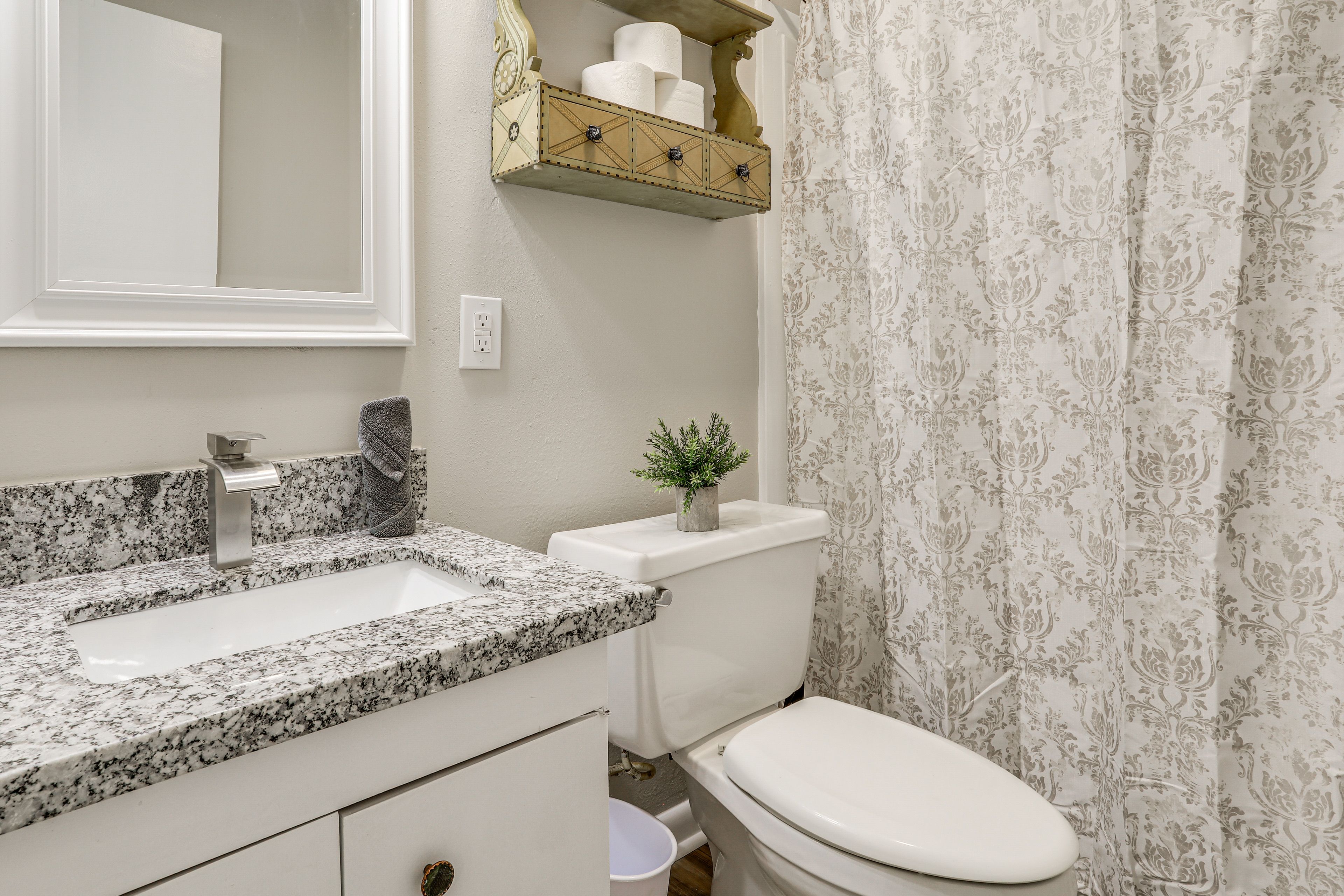 Full Bathroom (Duplex 2) | Towels & Linens Provided