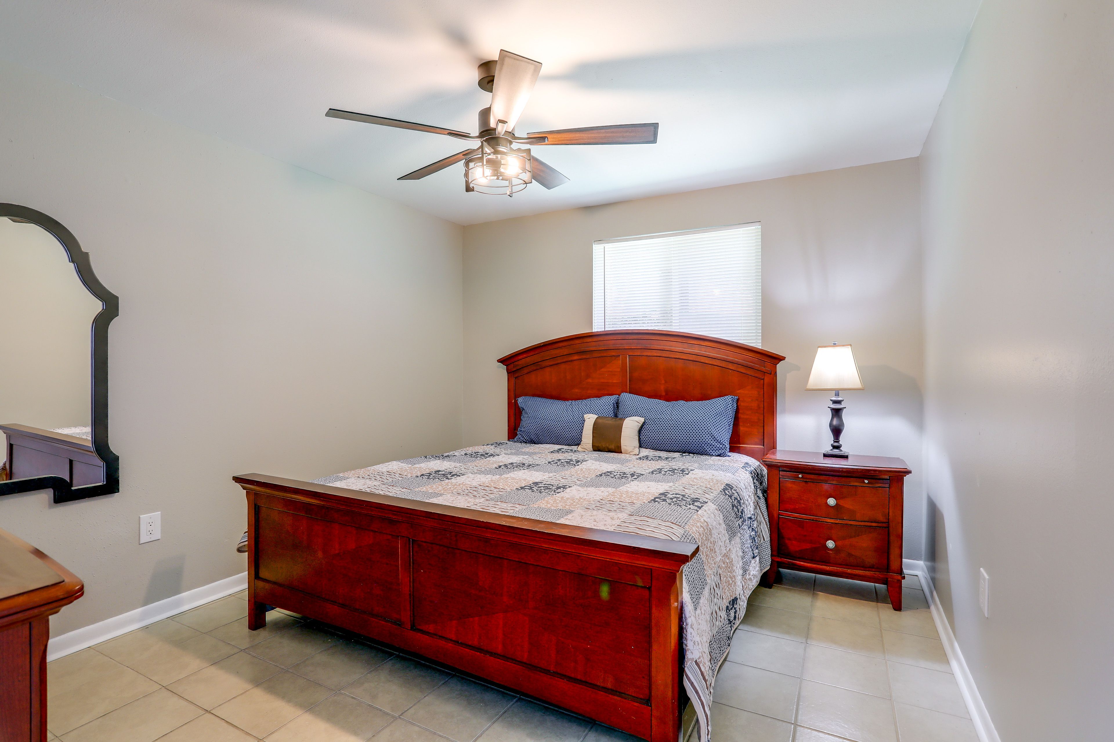 Bedroom 8 (House) | King Bed