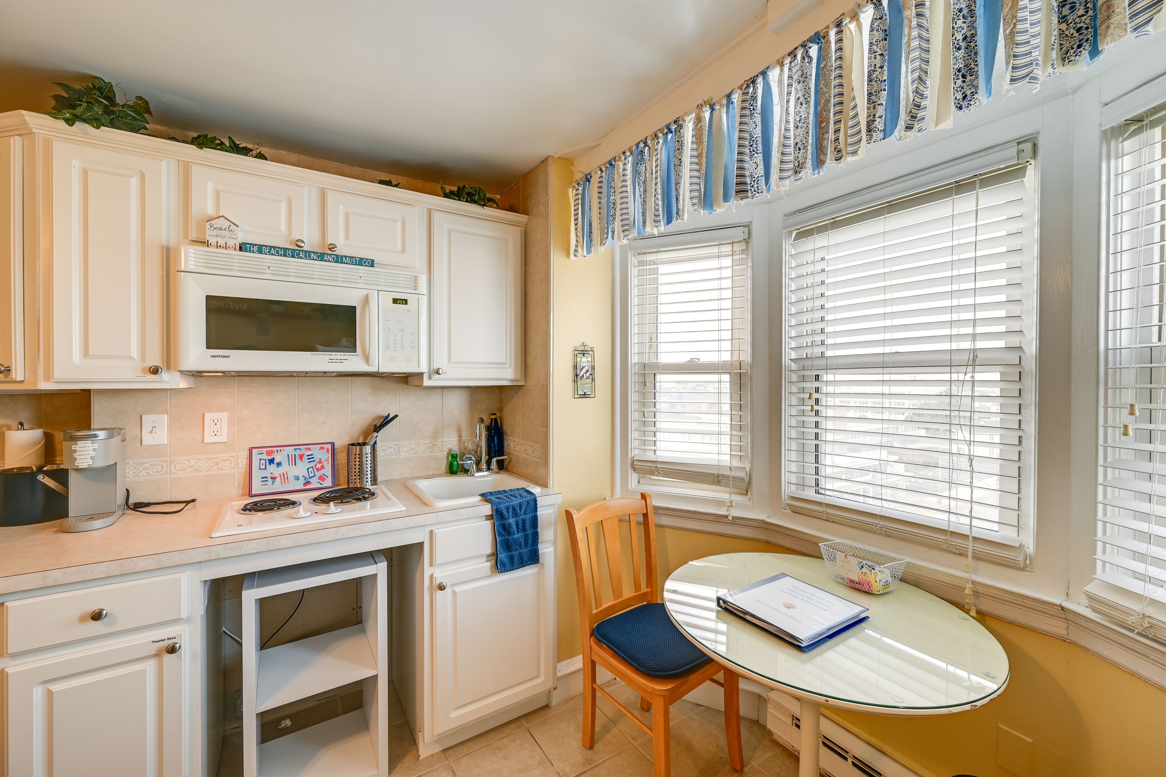 Studio 1 | Kitchenette w/ Dining Area