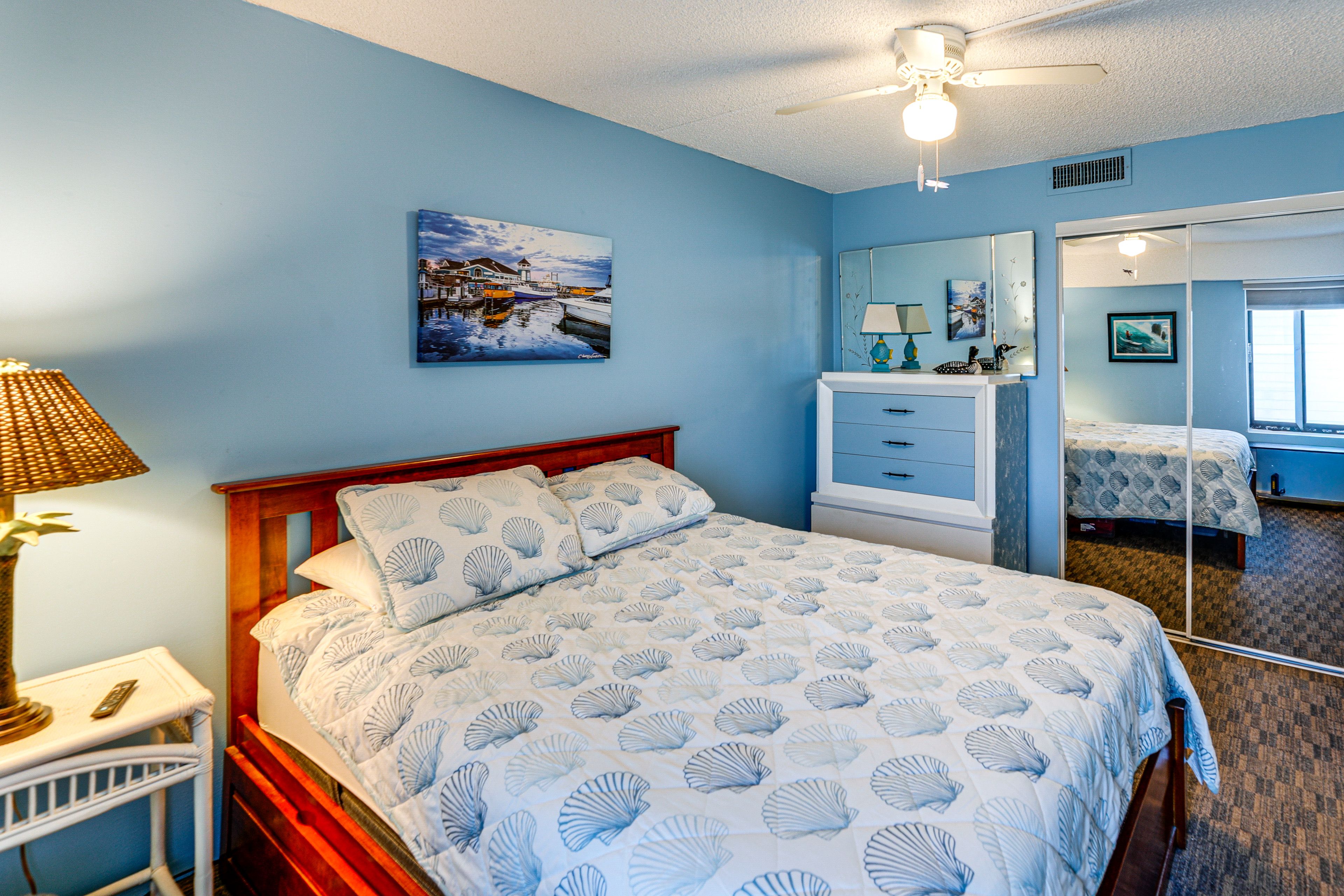 Bedroom | Queen Bed | Smart TV