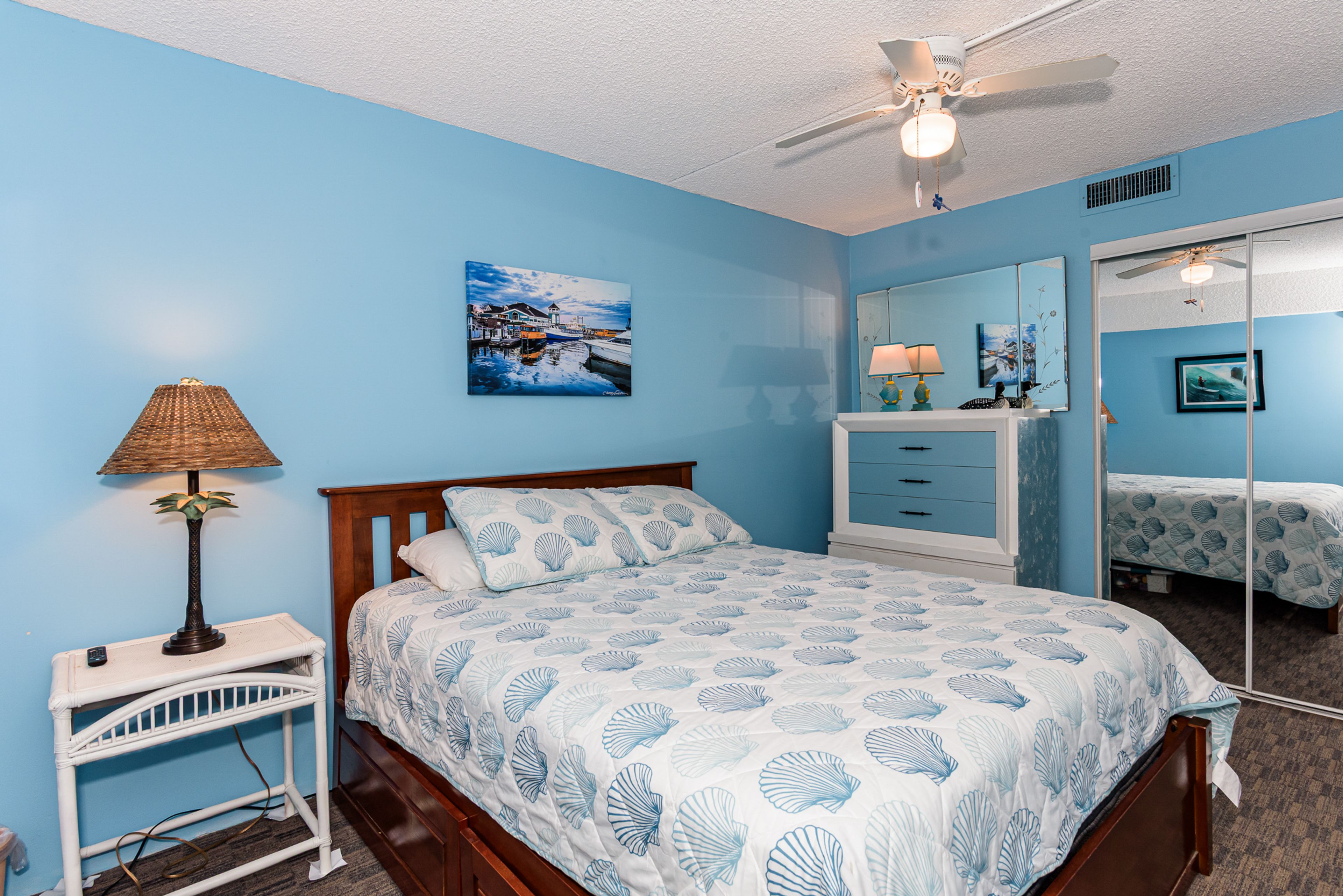 Bedroom | Queen Bed | Smart TV