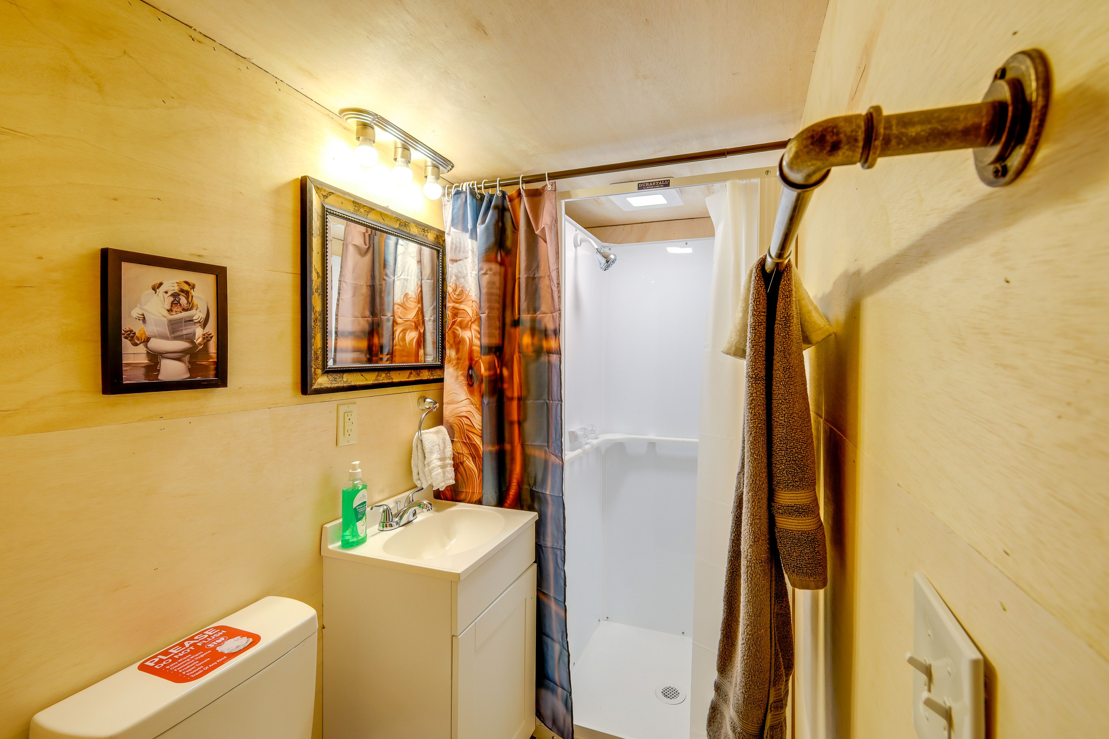 Studio | Full Bathroom