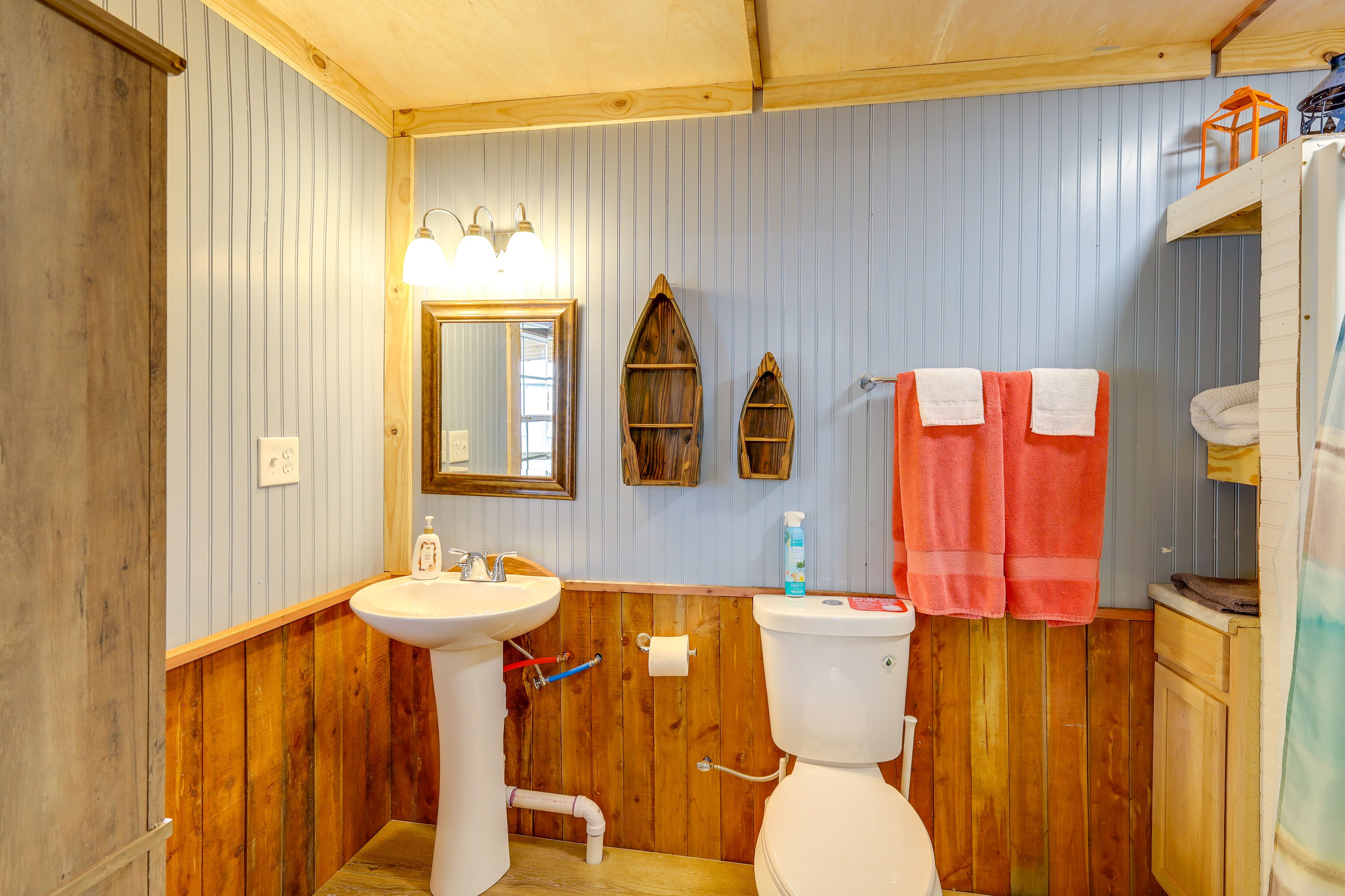 Studio | Full Bathroom