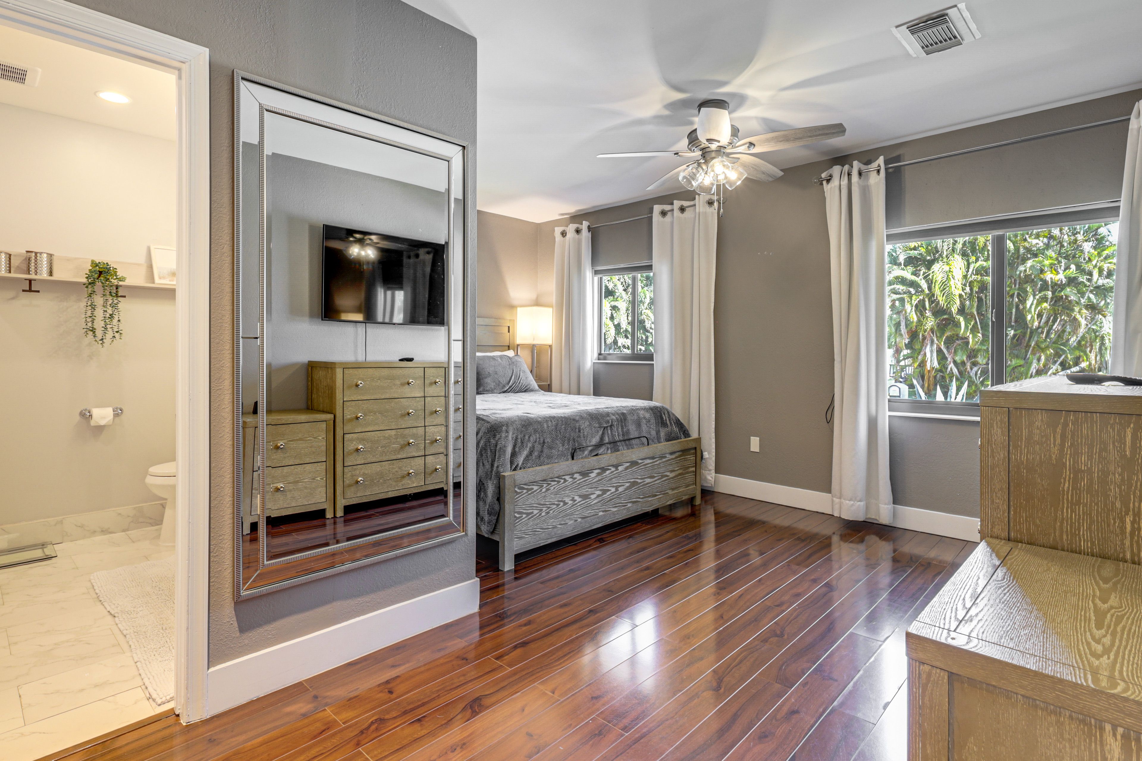 Bedroom 1 | King Bed