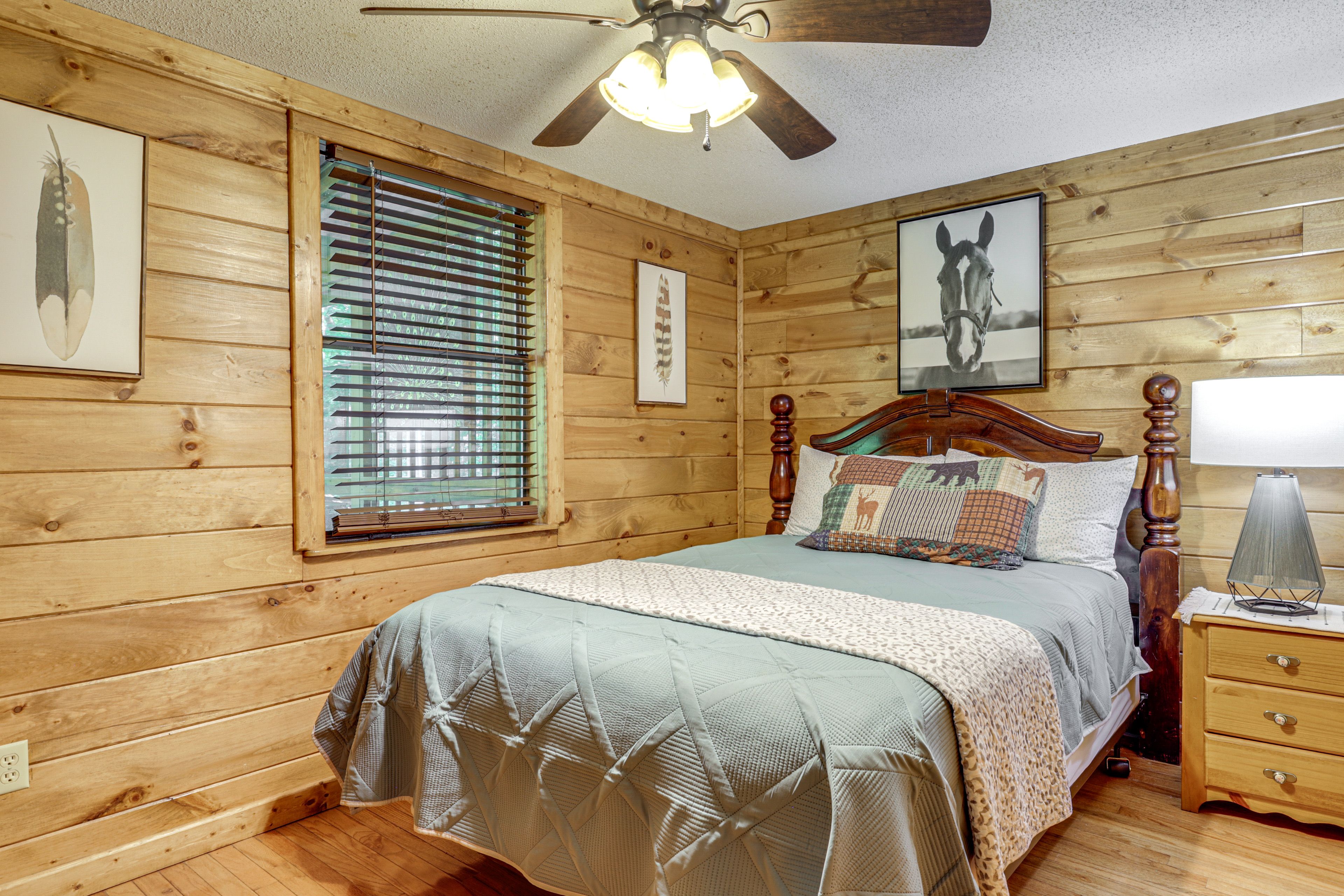 Bedroom 1 | Queen Bed | 1st Floor