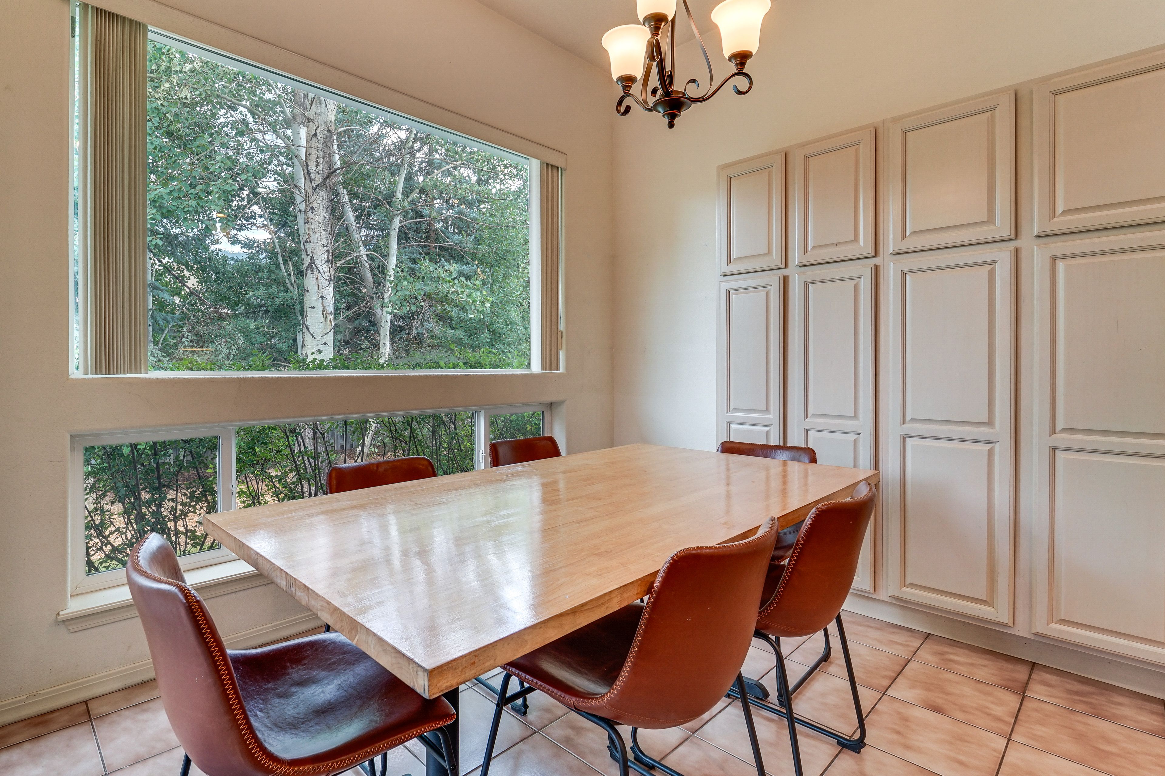 Dining Area | Dishes & Flatware Provided