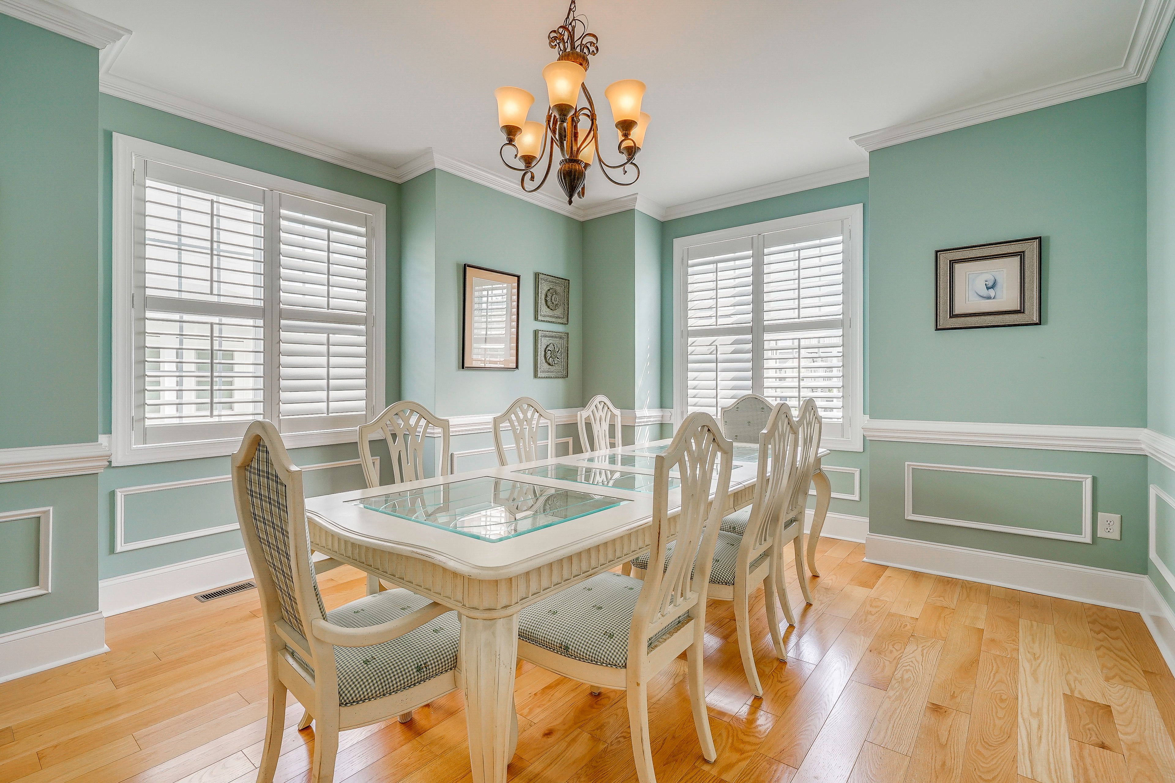 Dining Room | Dishes & Flatware Provided | Main Floor