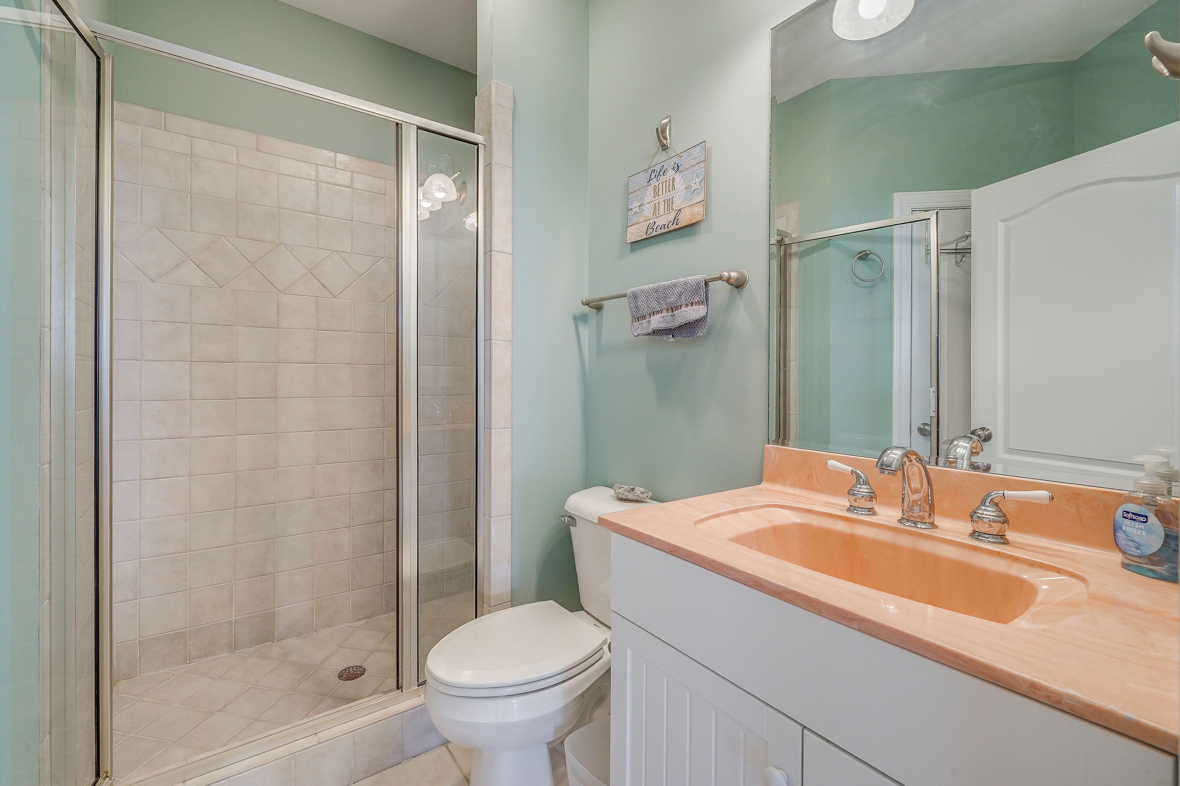 Full Bathroom | Towels & Linens Provided | Main Floor