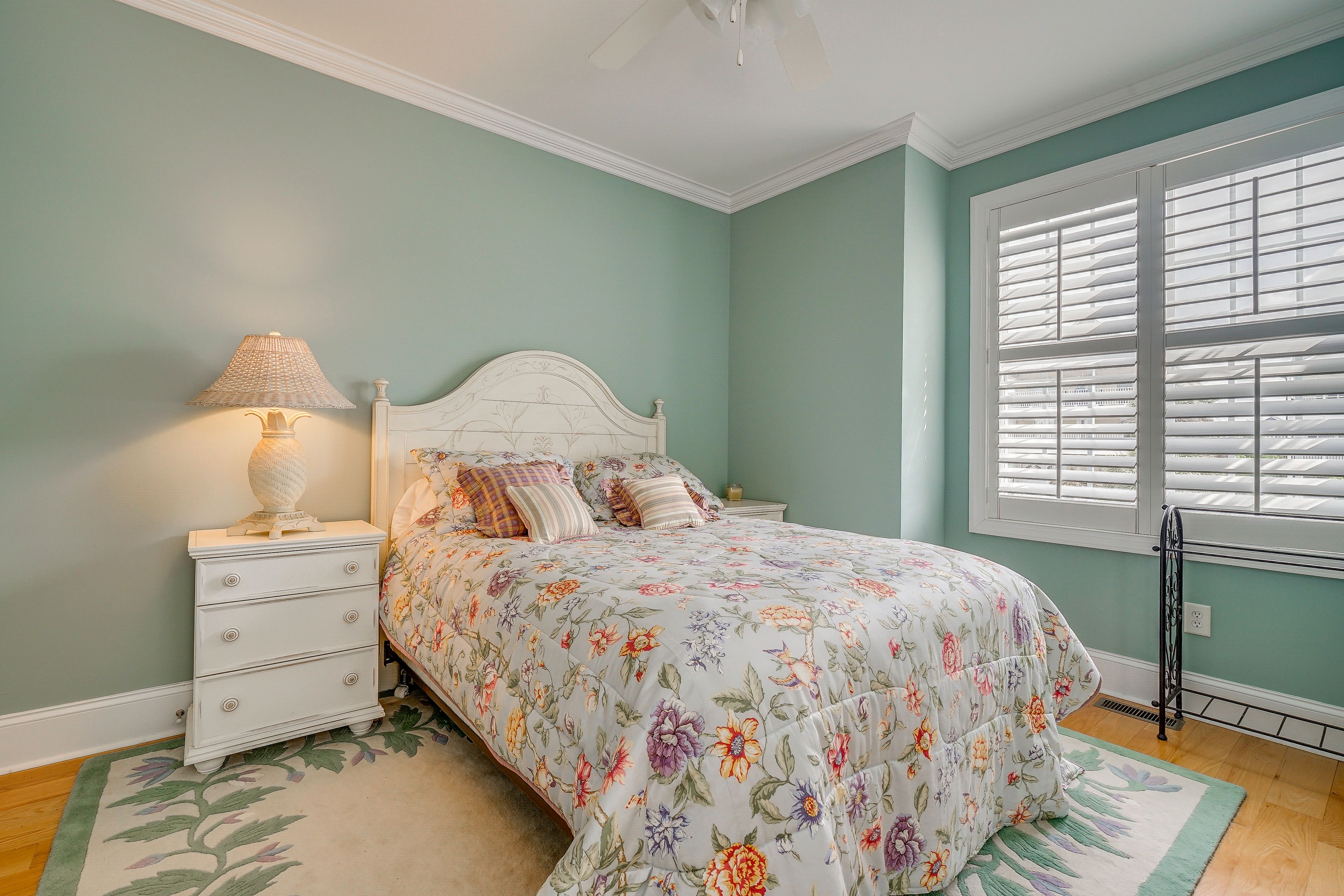 Bedroom 1 | Queen Bed | Main Floor