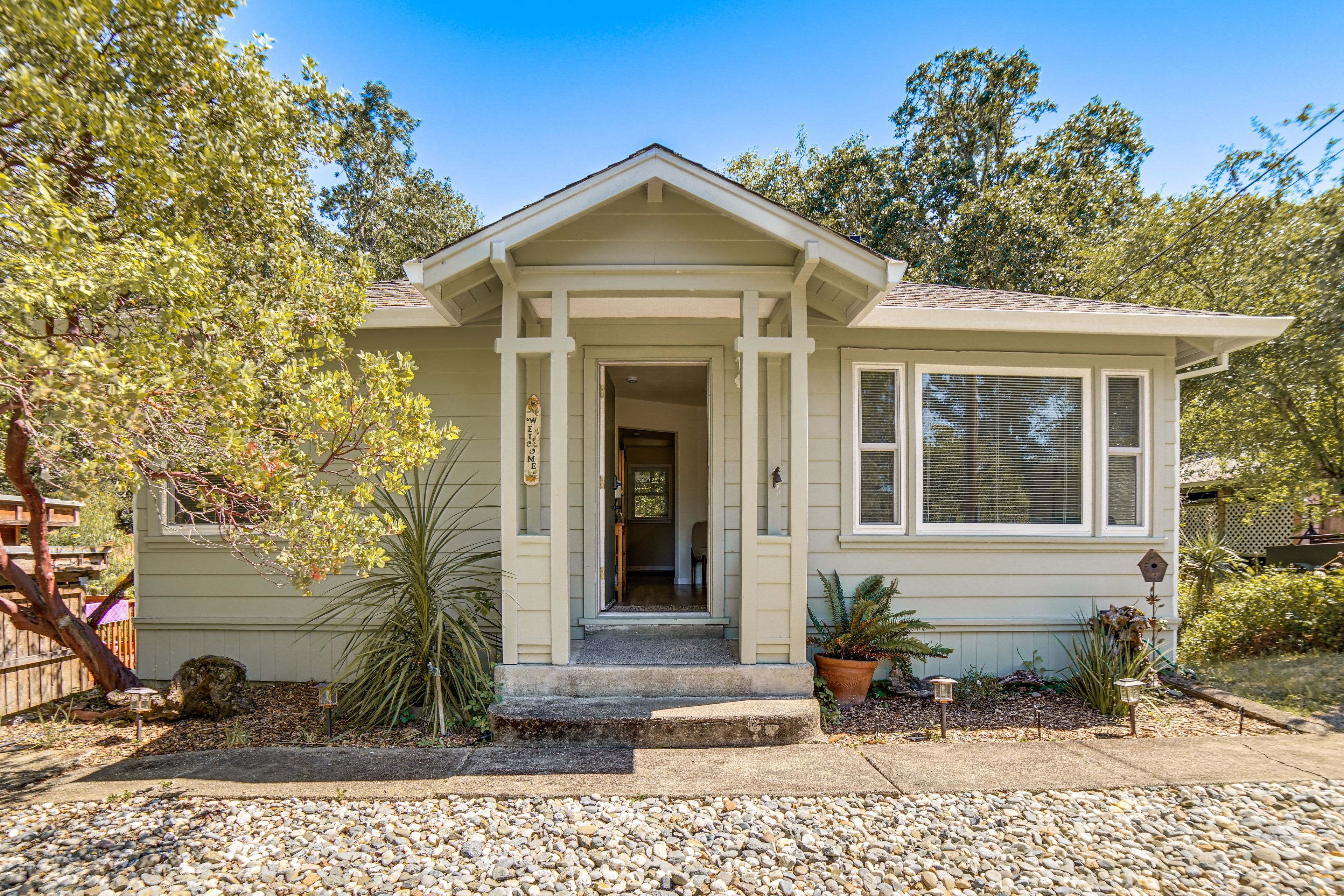 Willits Vacation Rental | 2BR | 1BA | 840 Sq Ft