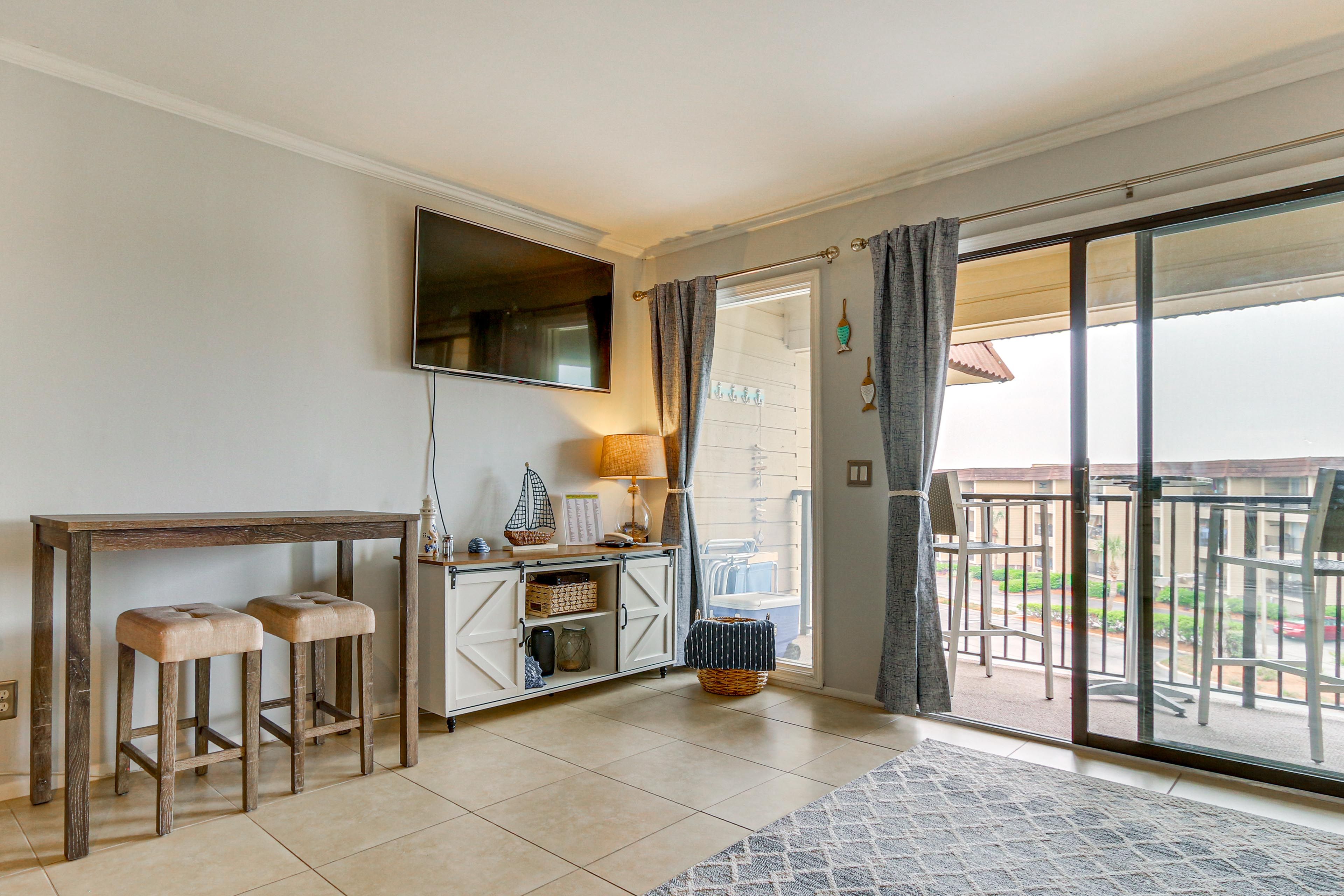 Living Room | Central Heating & A/C | Dining Area | Dishes & Flatware Provided