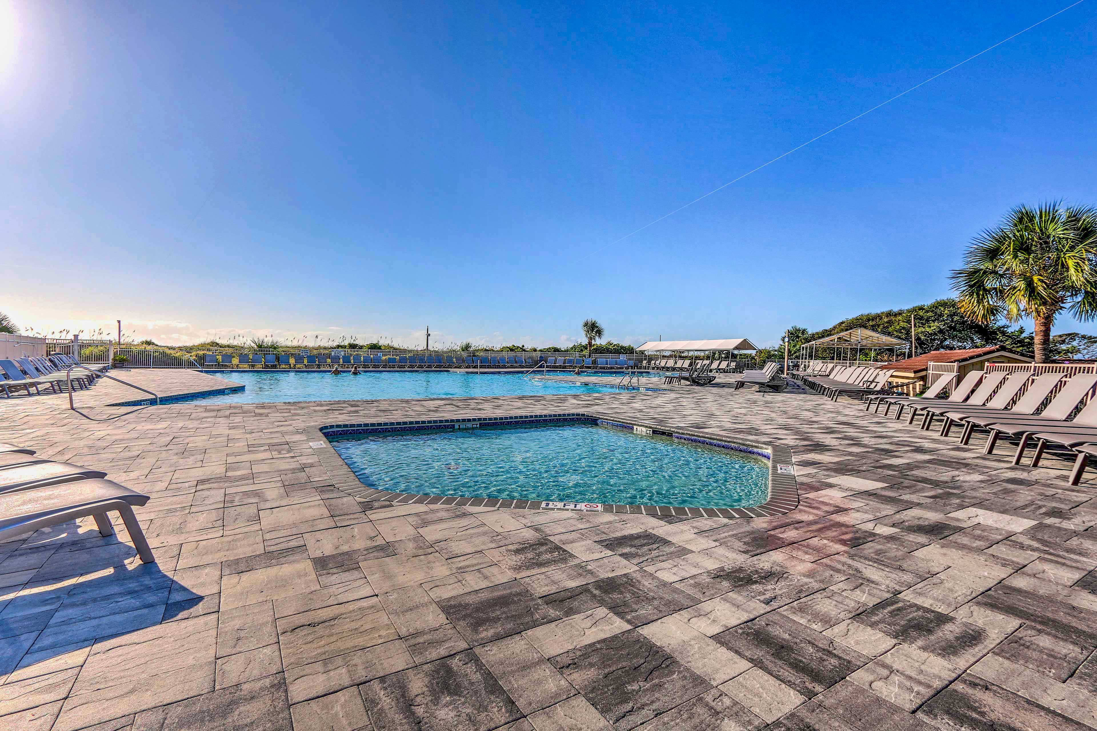 Community Amenities | Outdoor Pools