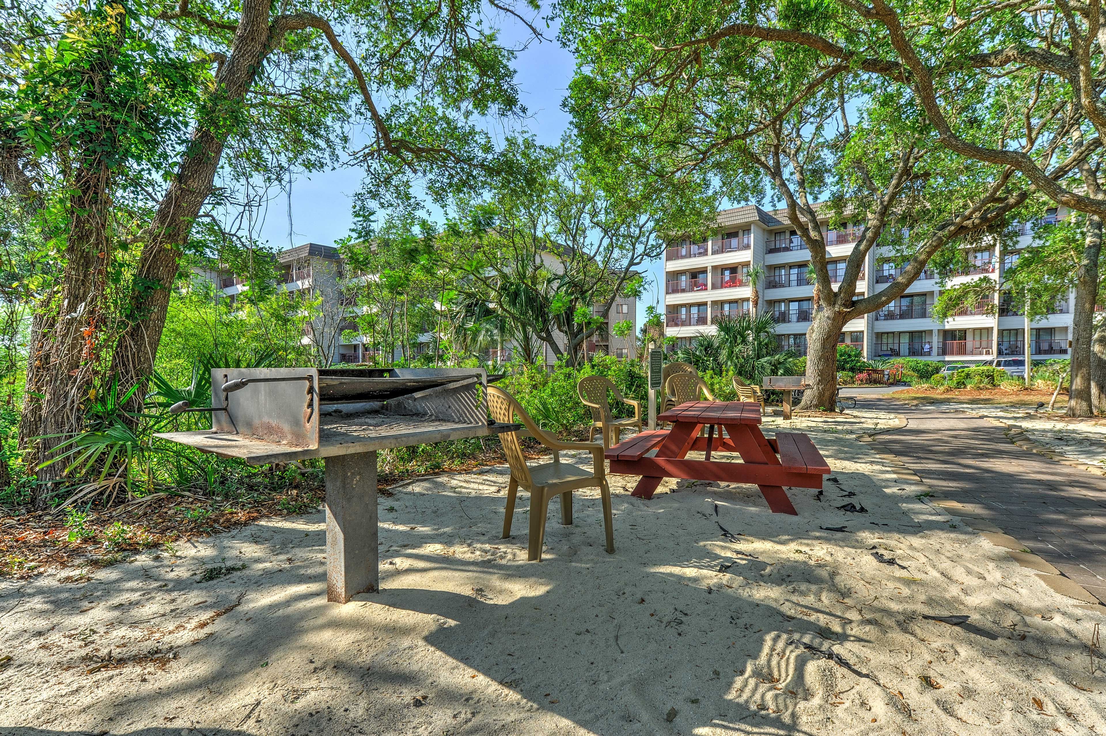 Community Amenities | Grill & Picnic Area