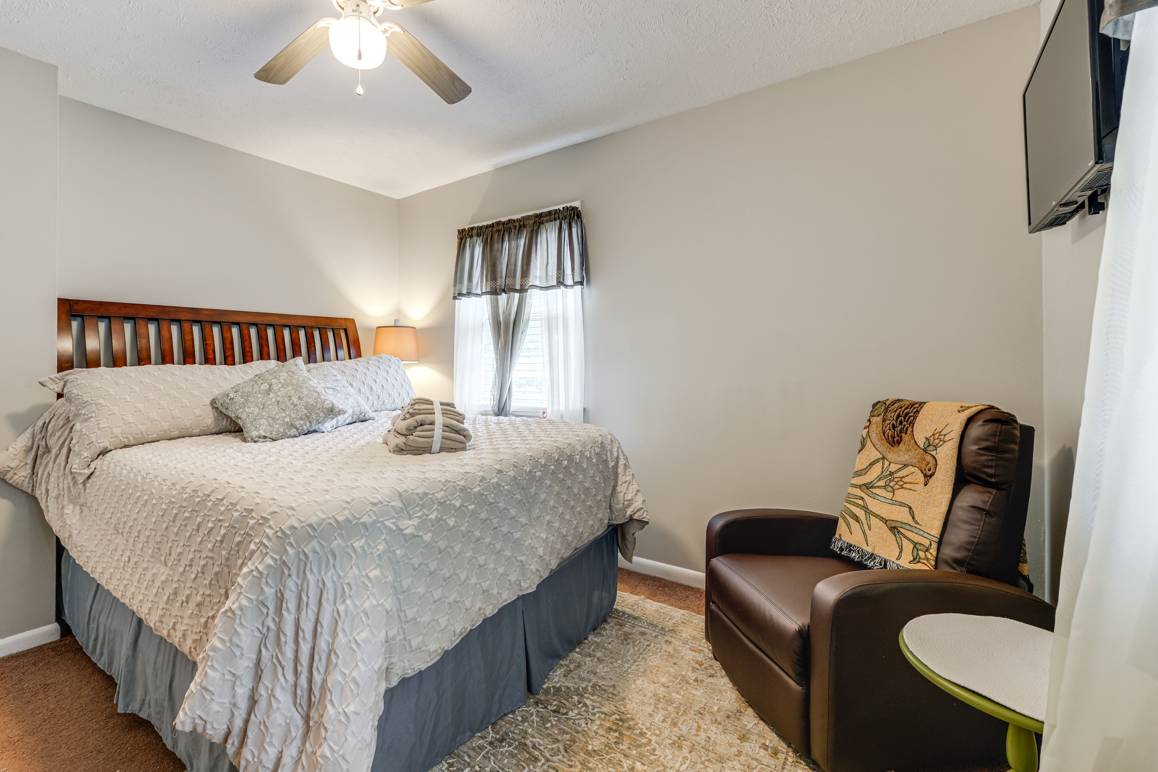 Bedroom 1 | Queen Bed
