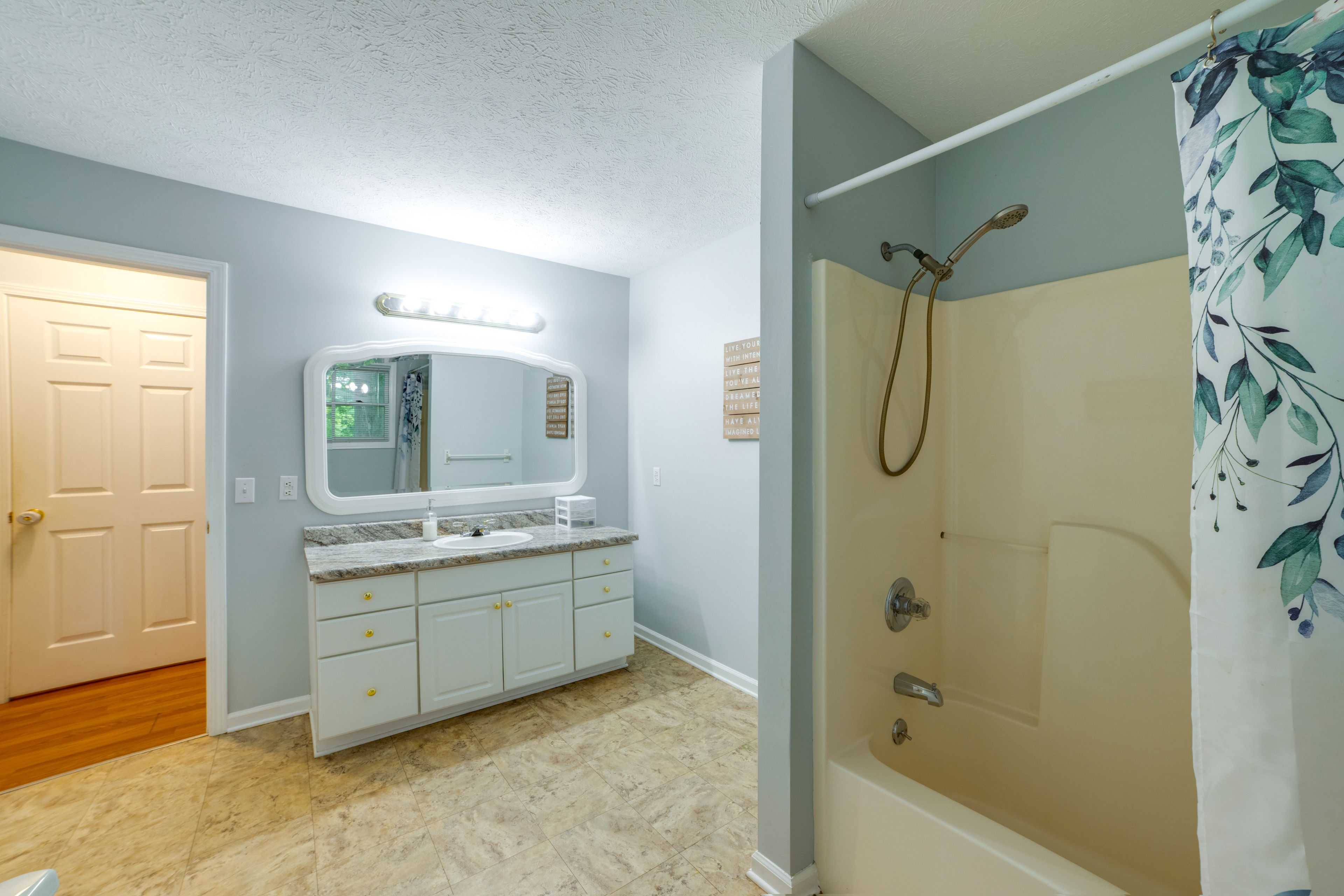 Bathroom | Main Level