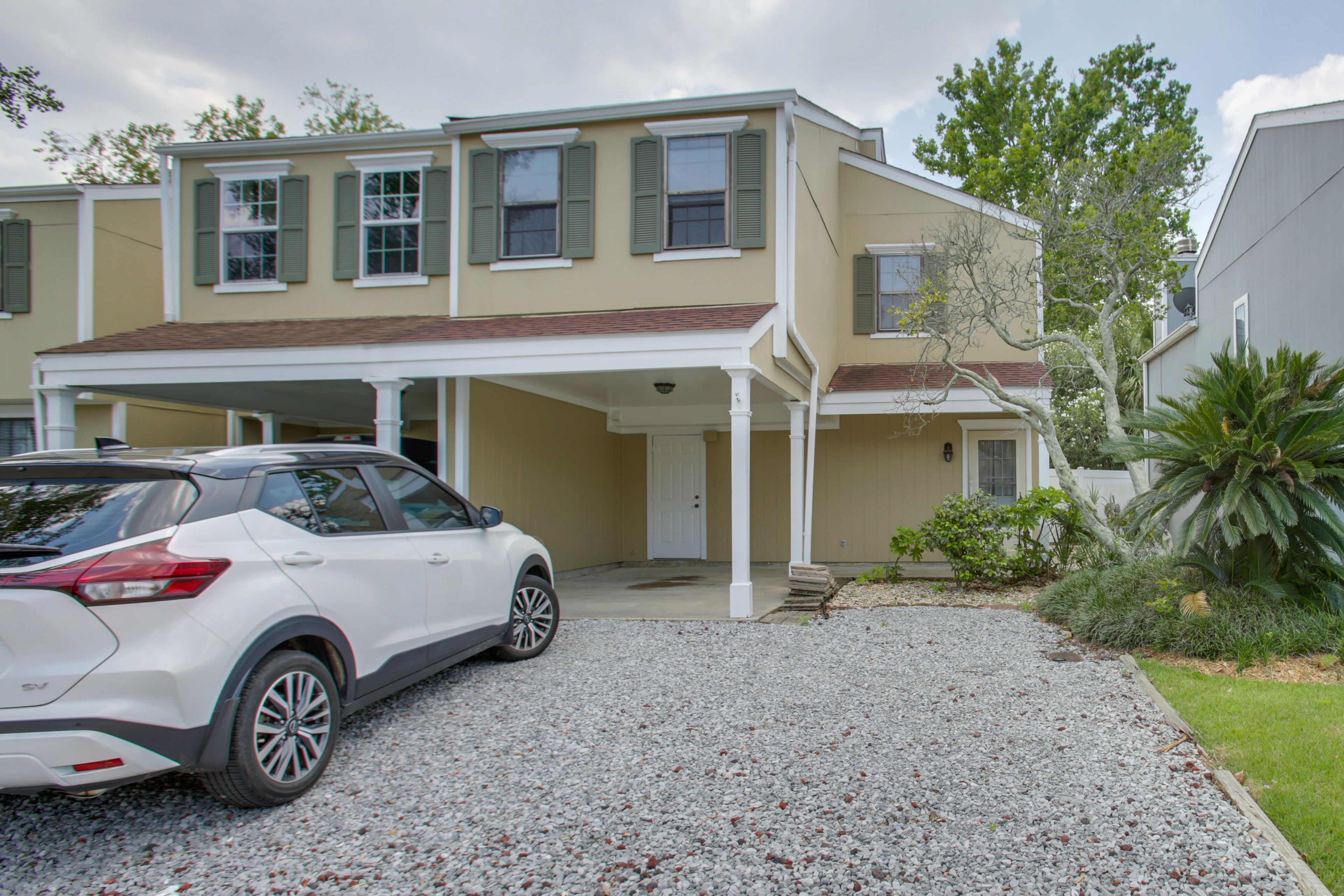 Townhouse Exterior | Driveway (3 Vehicles)