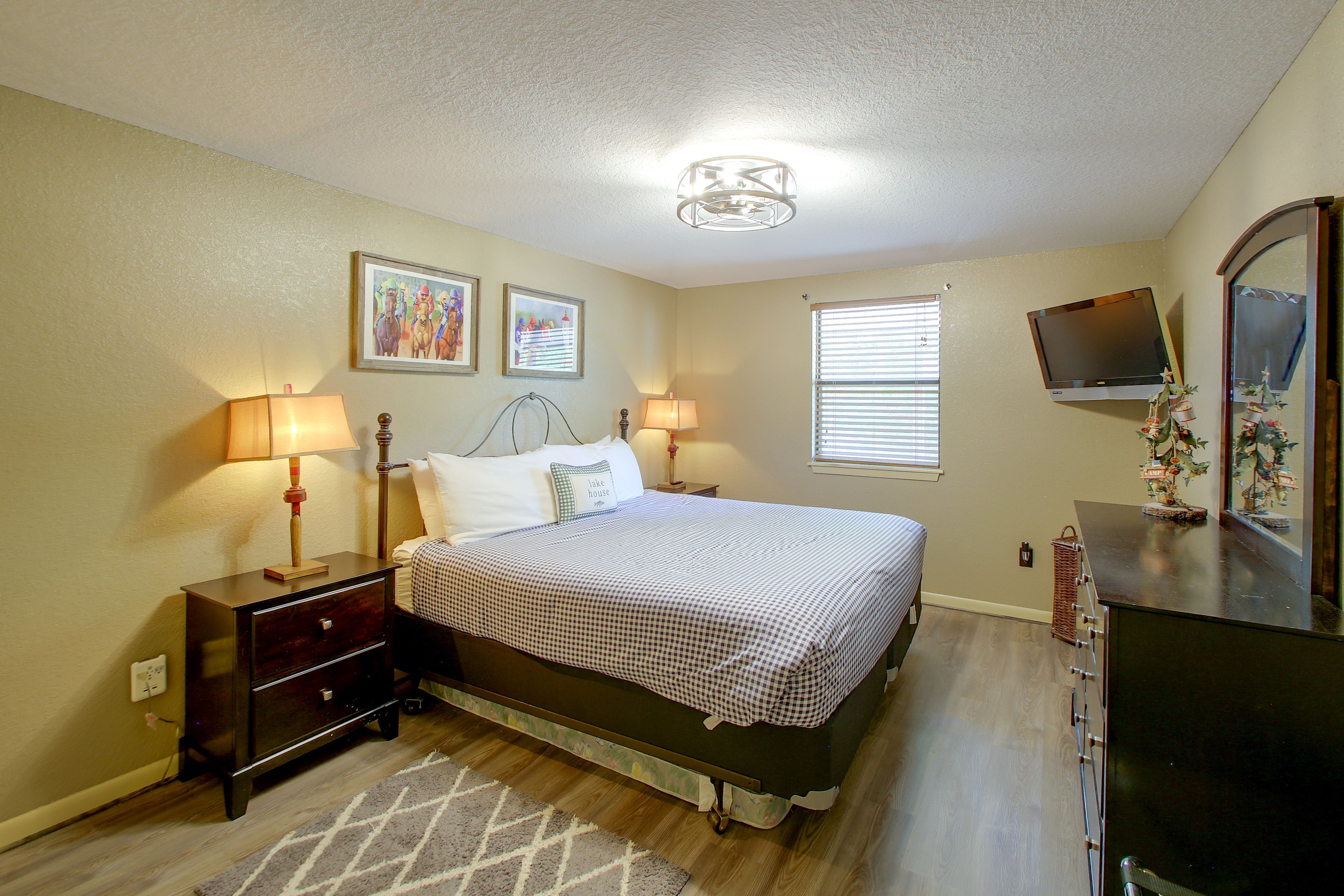 Bedroom 1 | King Bed | 1st Floor