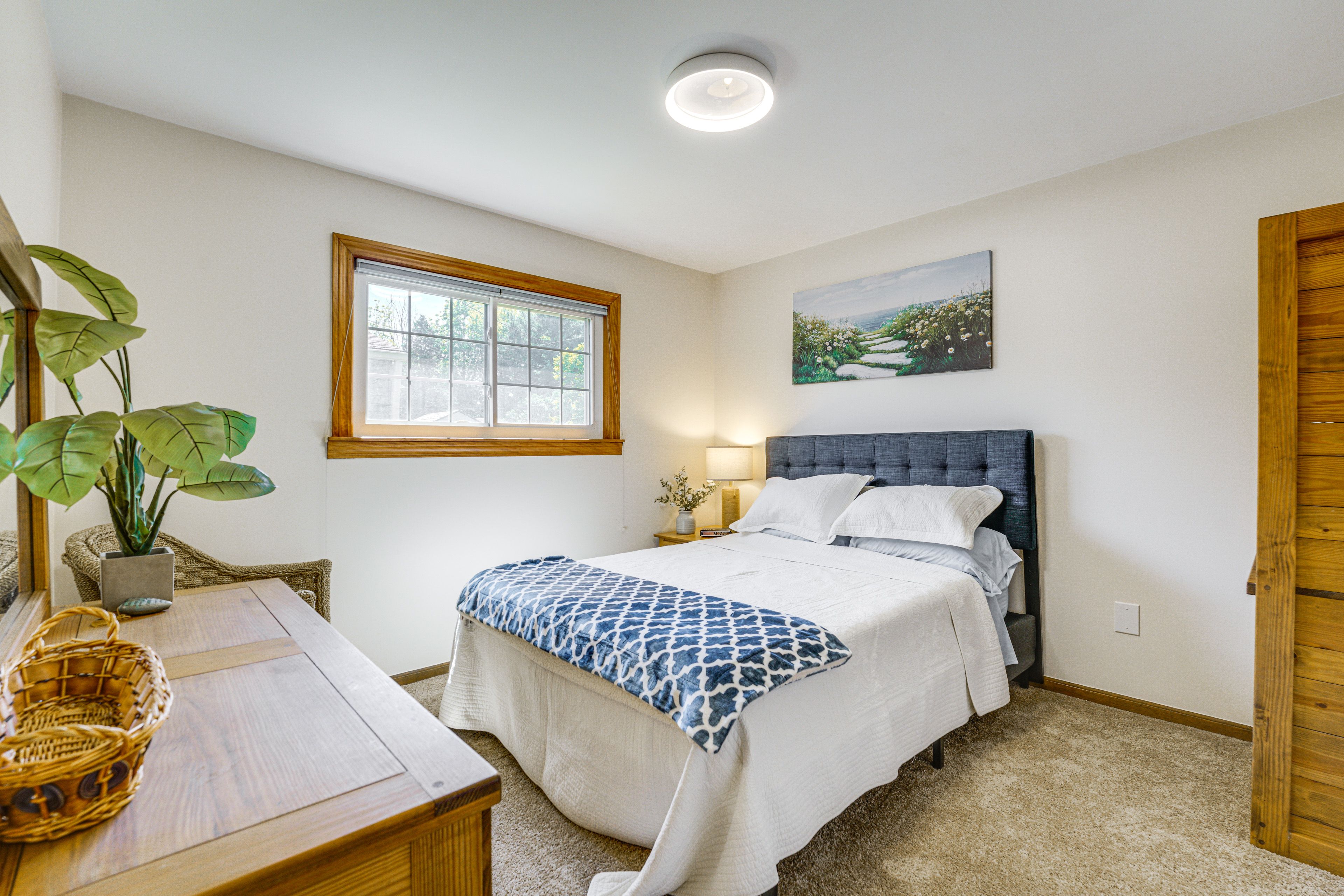 Bedroom 1 | Queen Bed