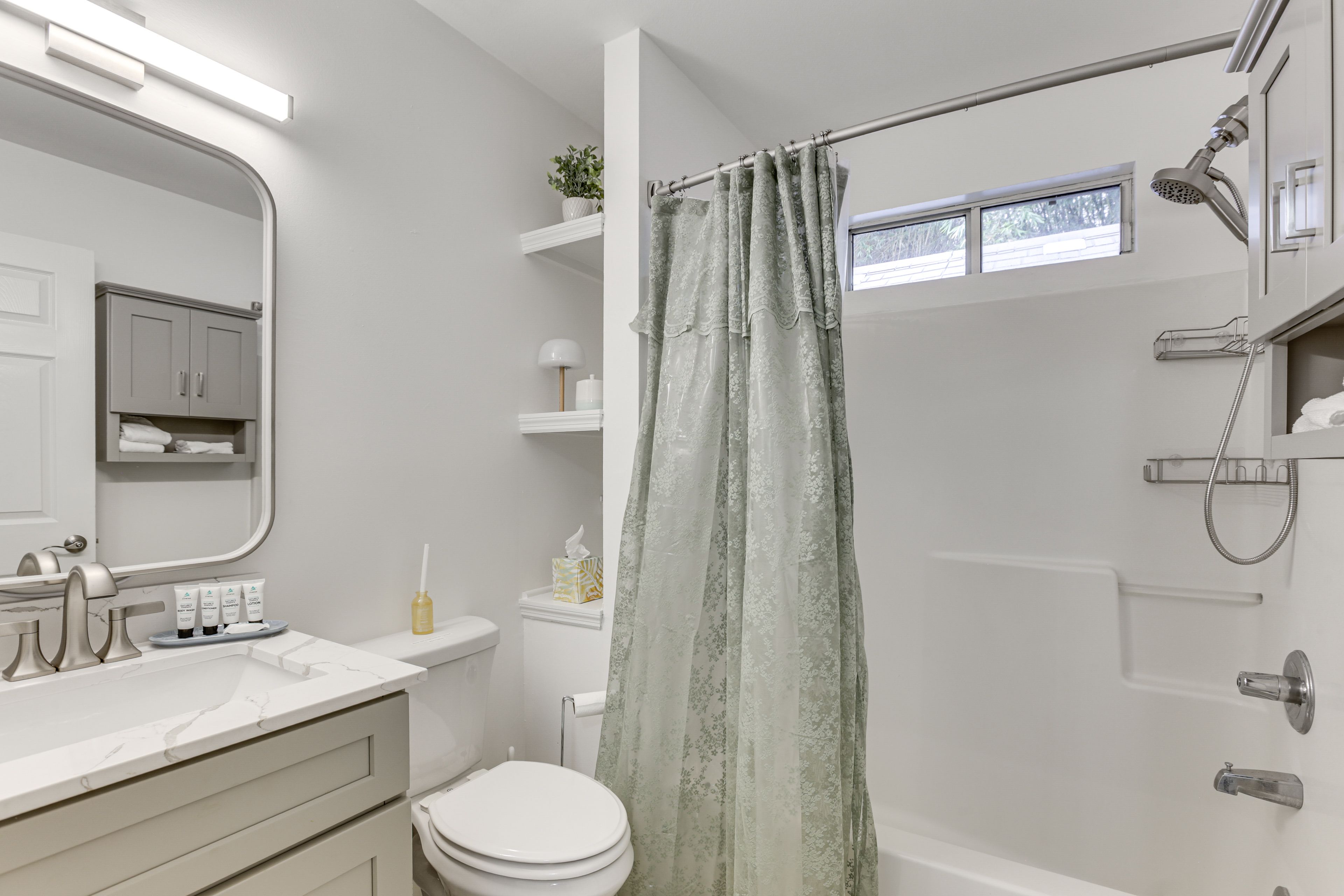Full Bathroom | 1st Floor