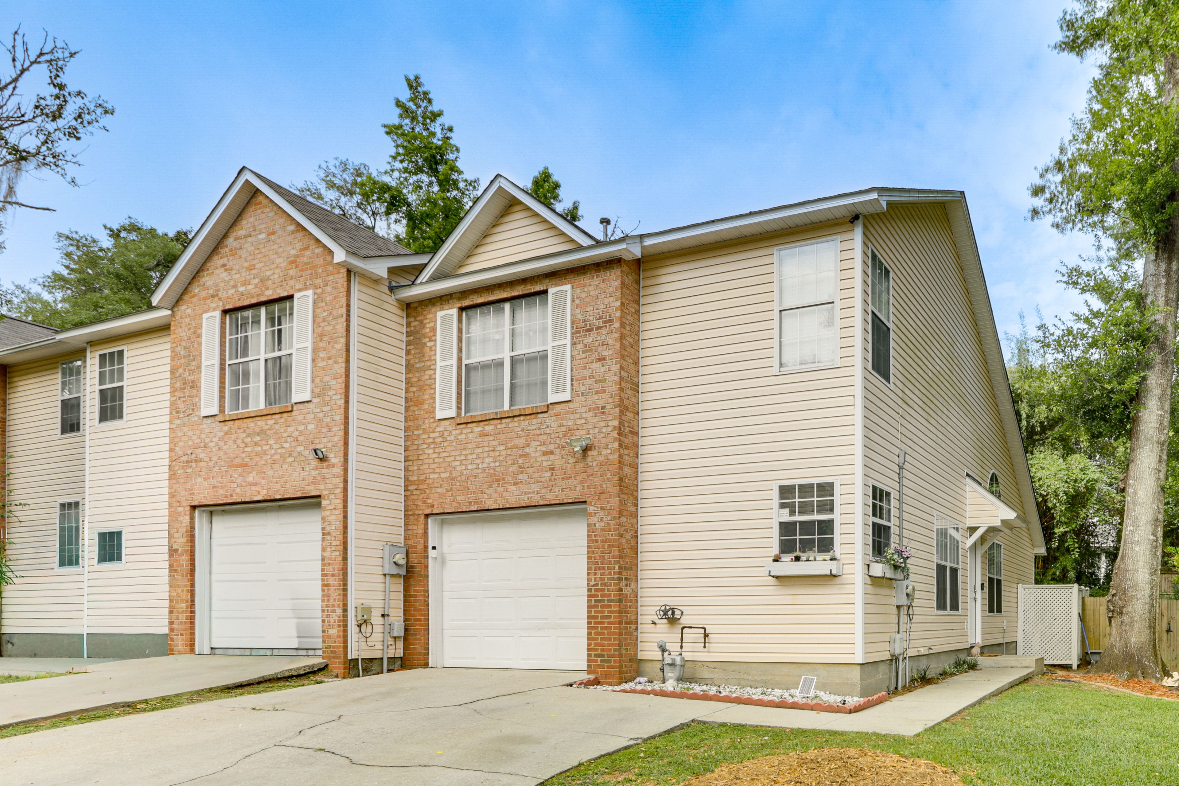 Exterior | Parking | Garage (1 Vehicle) | Driveway (2 Vehicles)