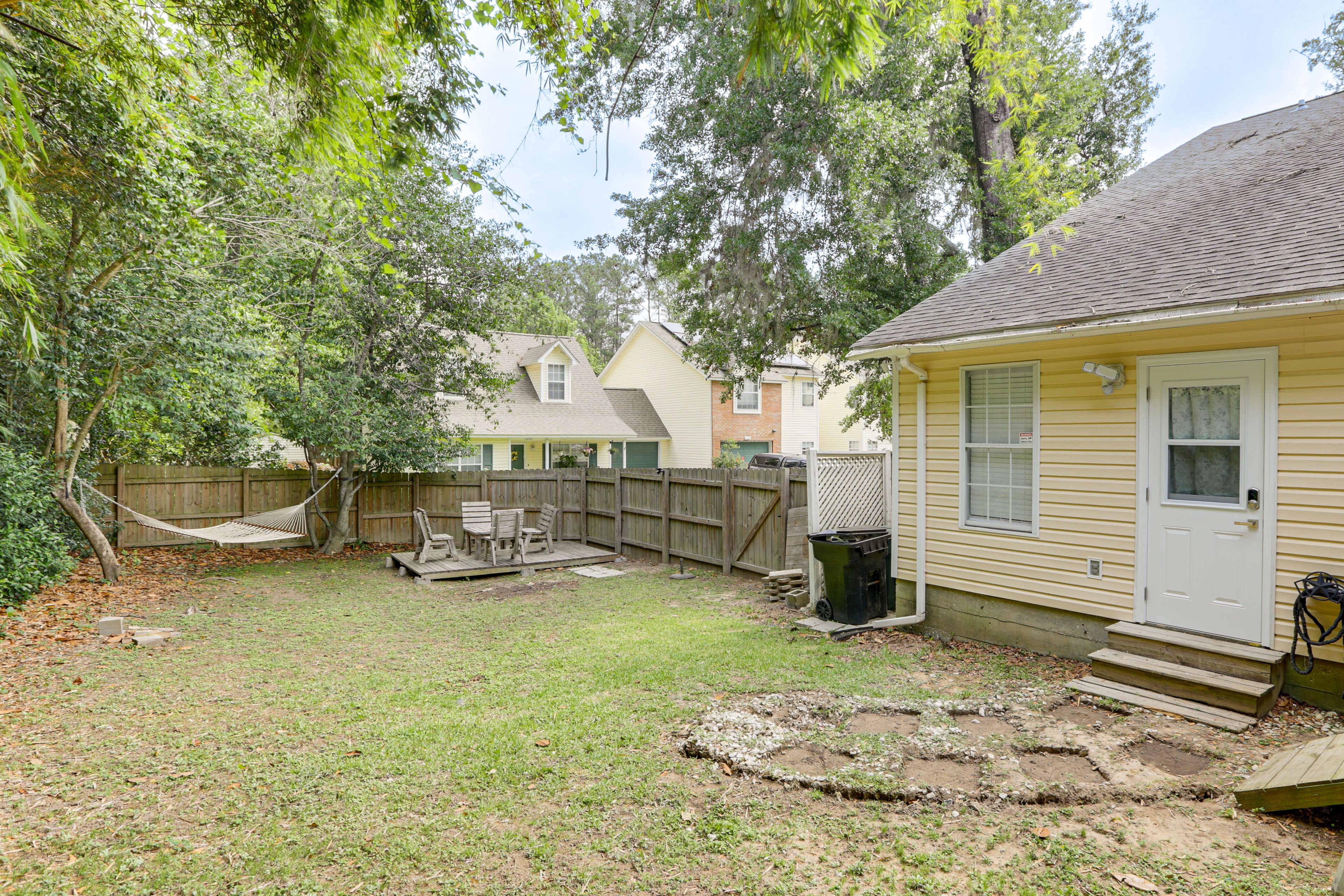 Private Yard | Deck