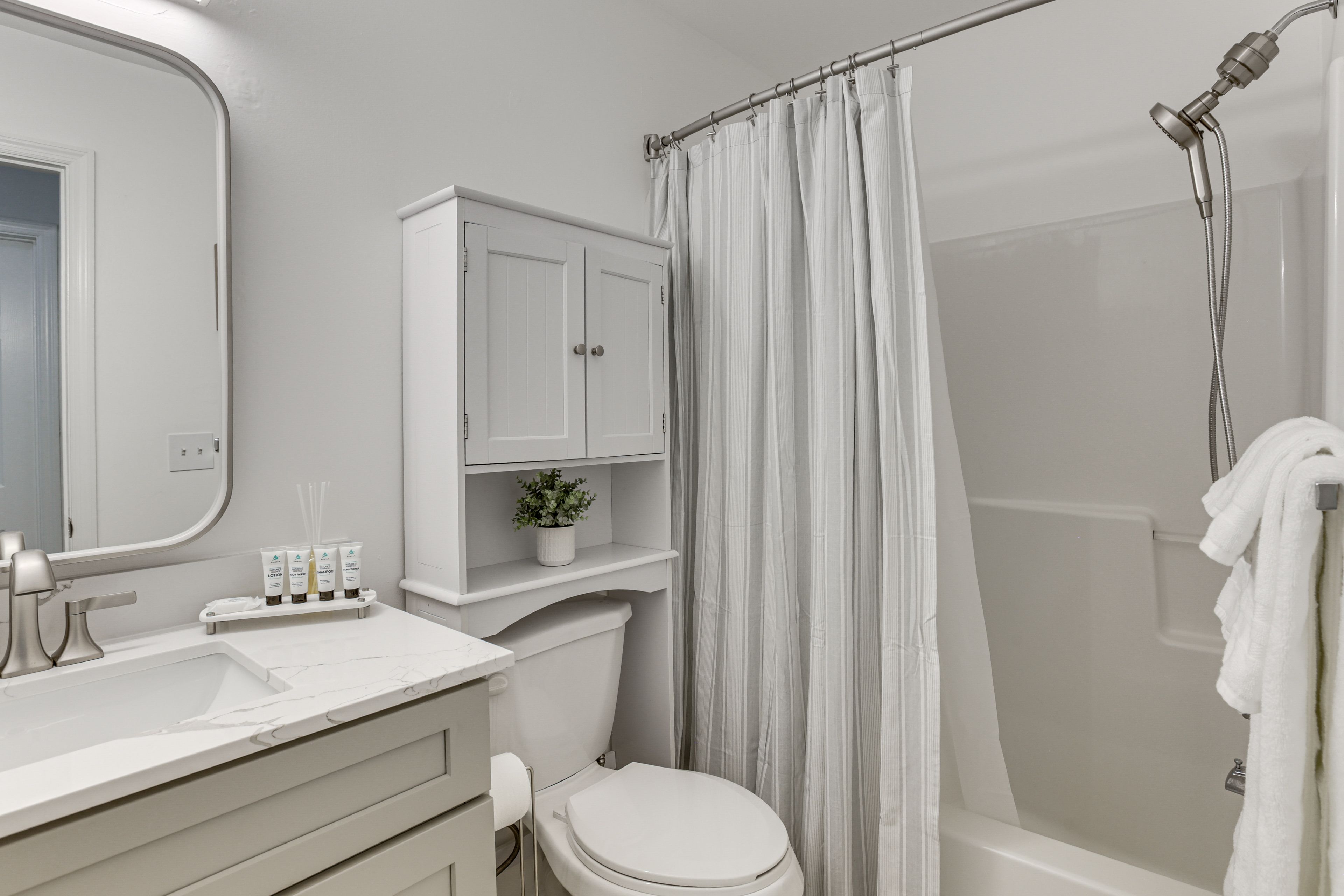 Full Bathroom | Towels & Linens Provided | 2nd Floor