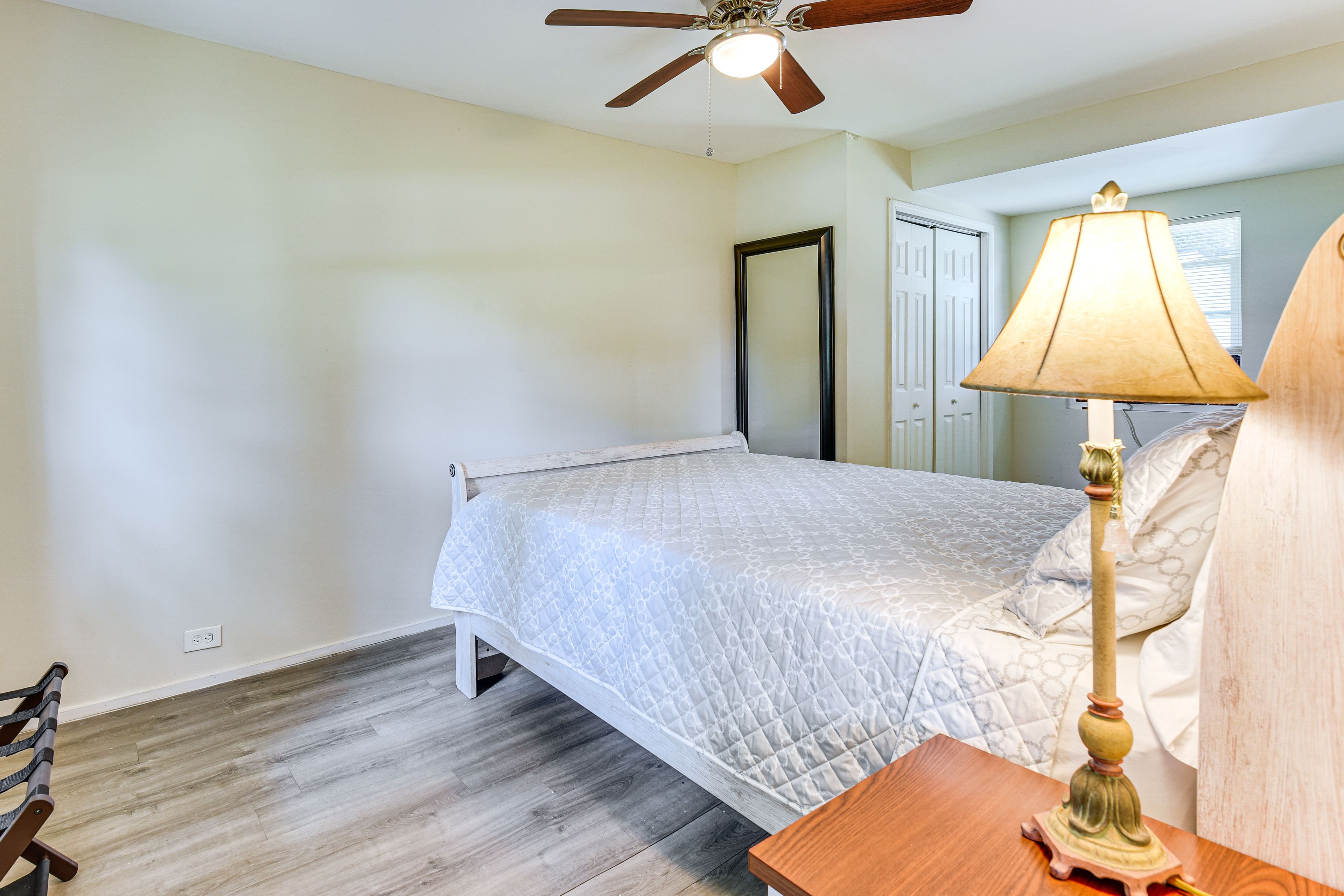 Bedroom 1 | Queen Bed