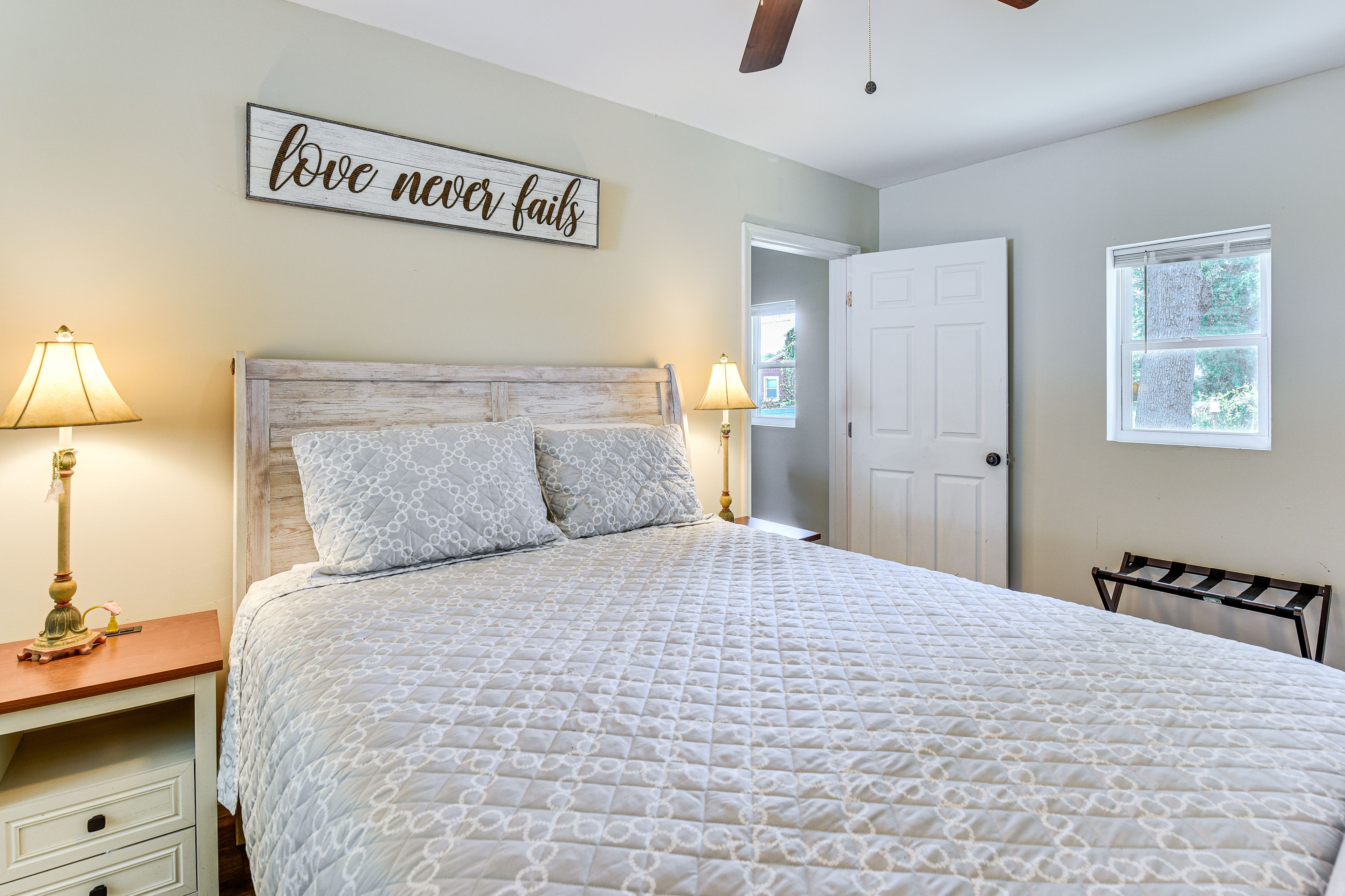 Bedroom 1 | Queen Bed