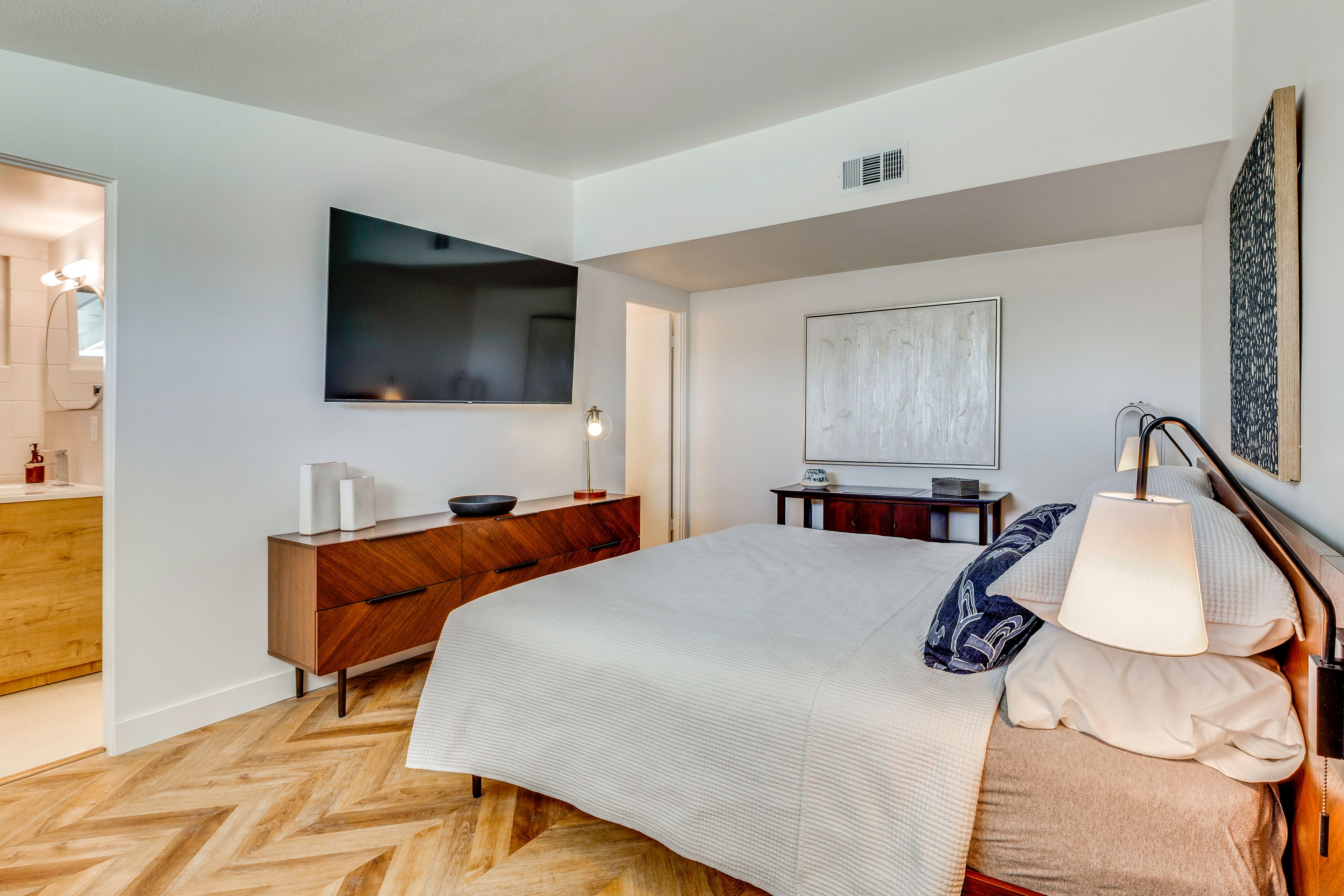 Bedroom 1 | King Bed