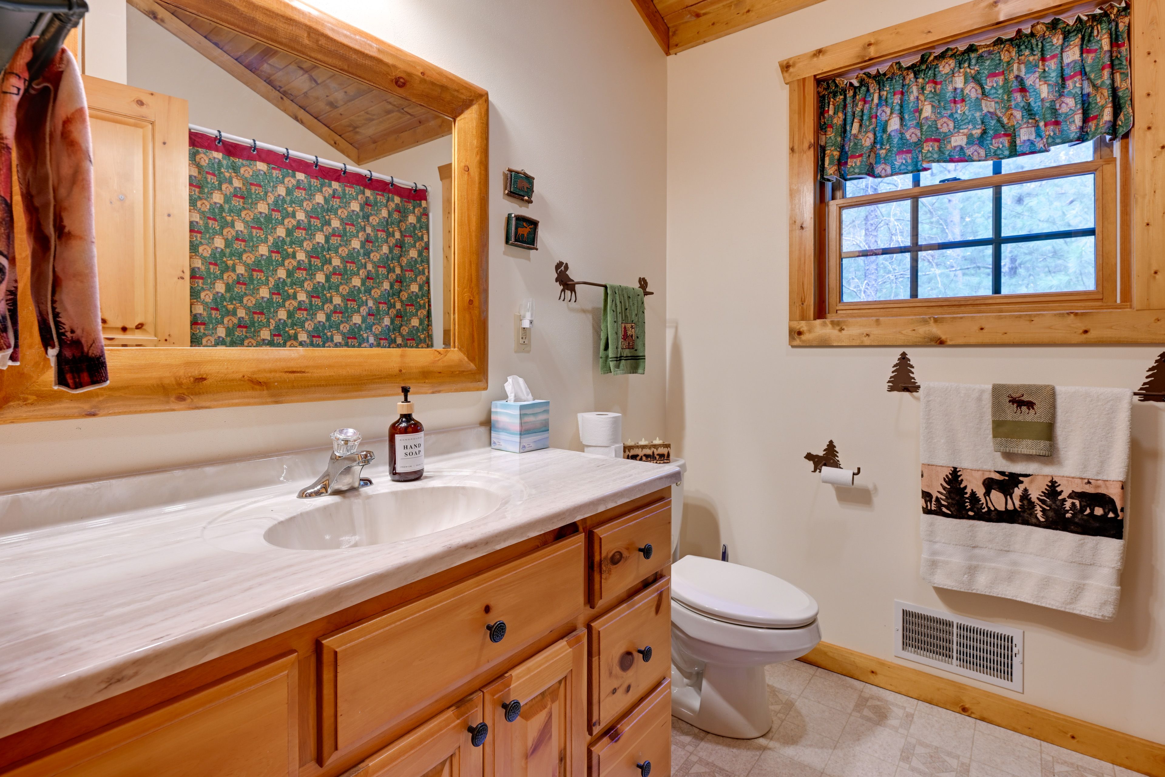 Bathroom | Bathtub/Shower | 2nd Floor