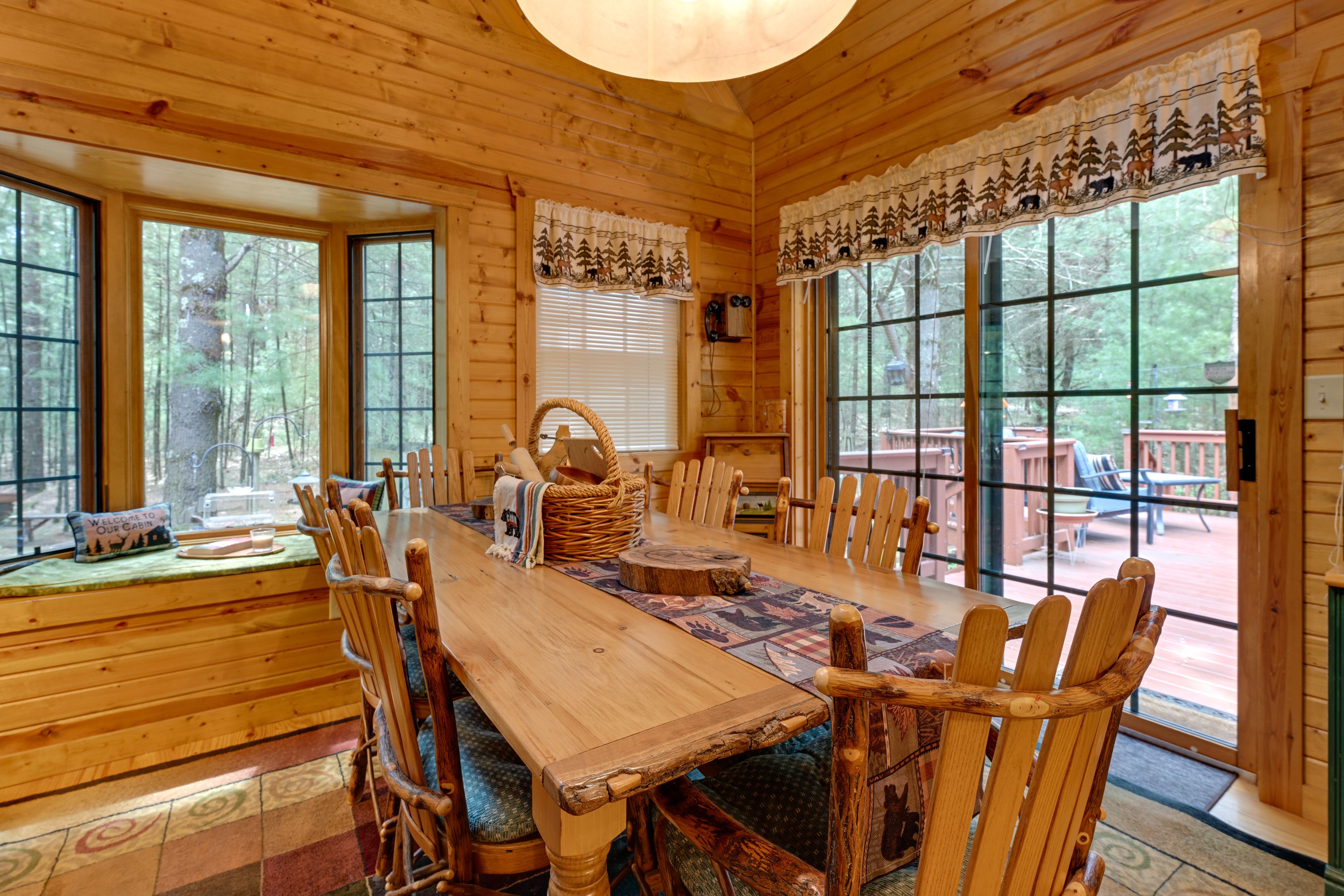 Dining Area | Dishware/Flatware Provided | 1st Floor