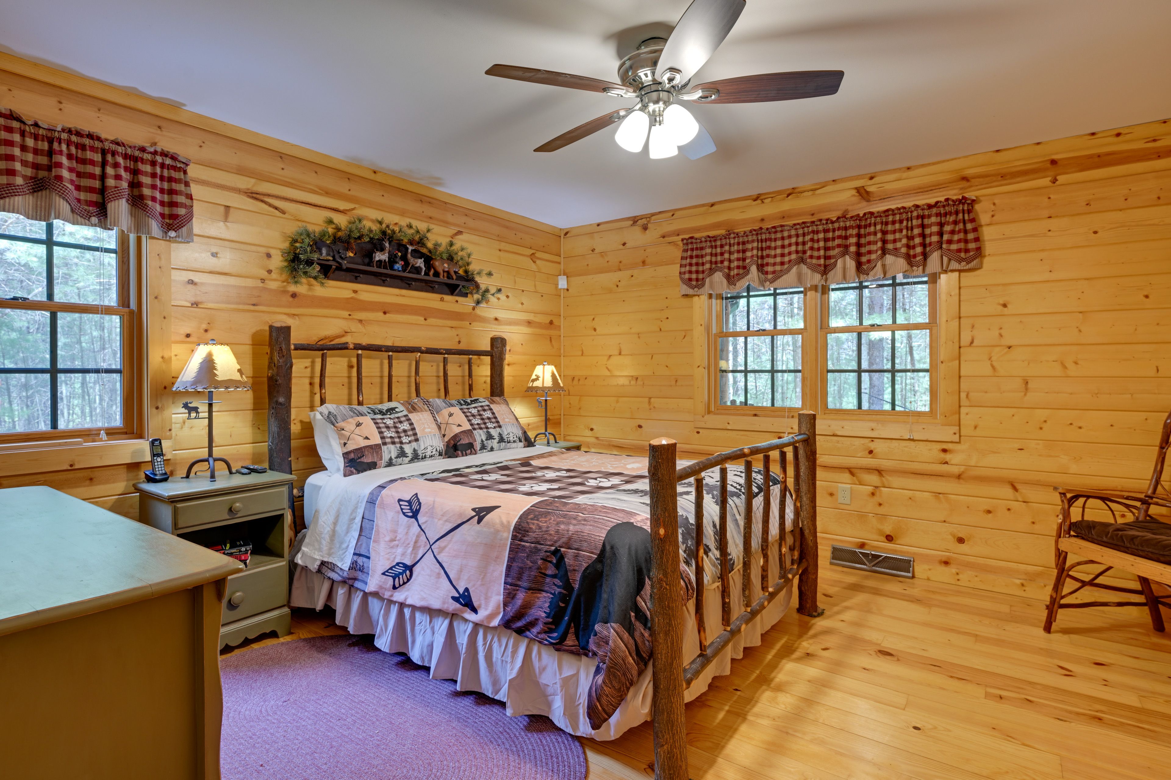 Bedroom 1 | Queen Bed | Smart TV | 1st Floor