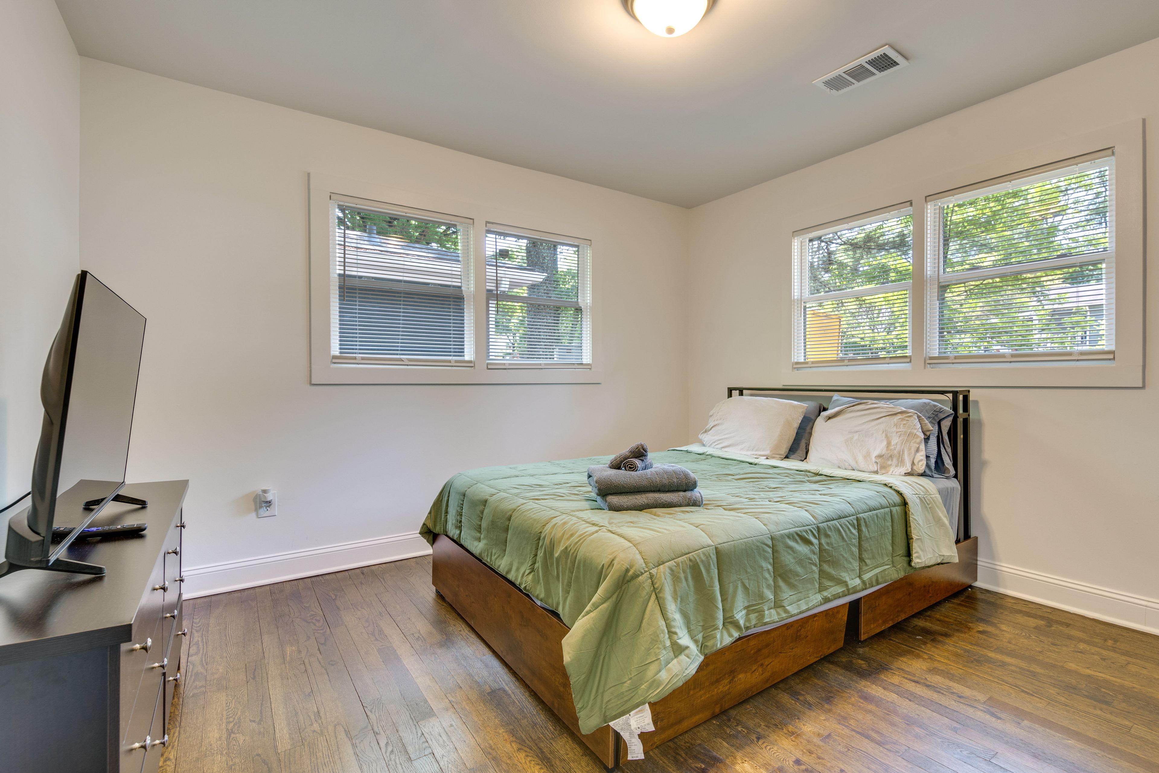 Bedroom 1 | Queen Bed