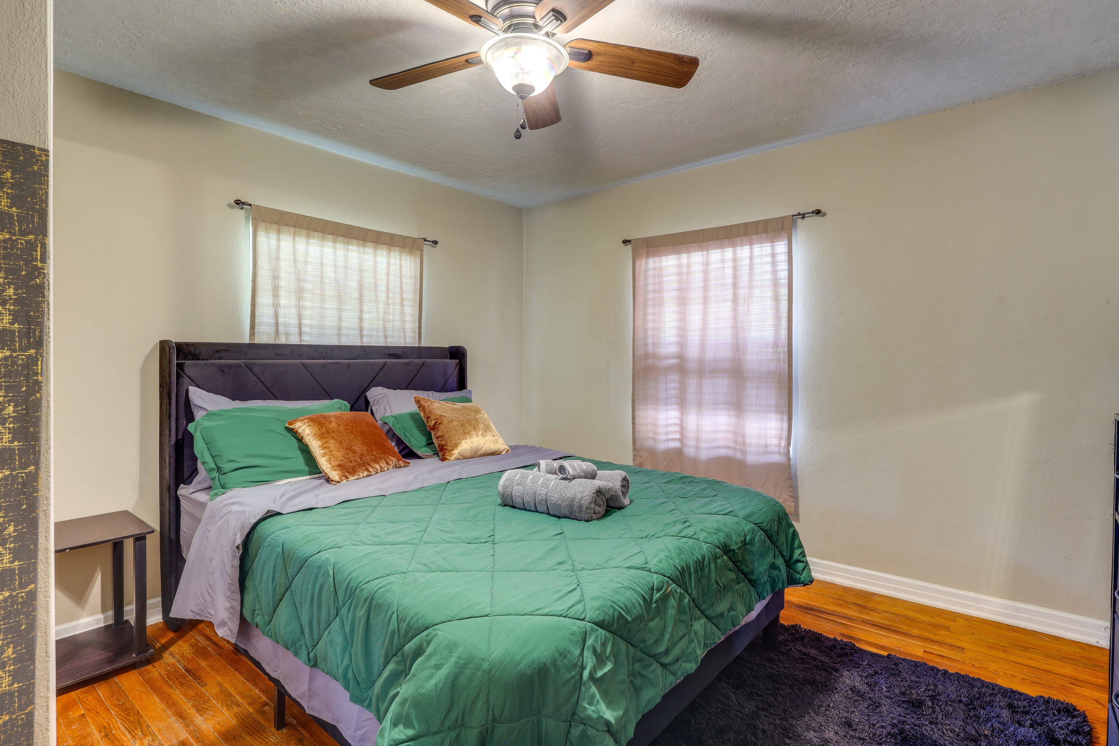 Bedroom 1 | Queen Bed